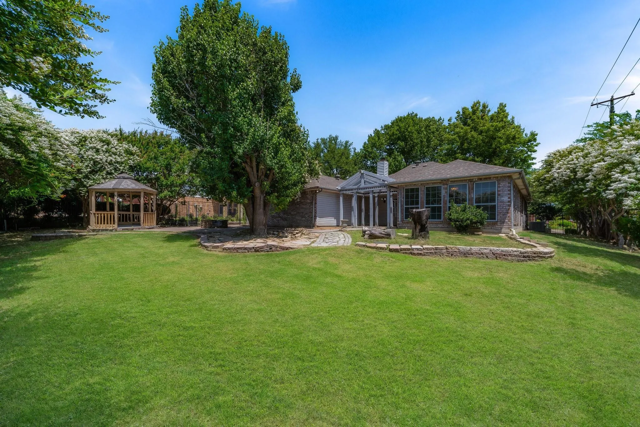 Single Family Residence For Sale in Dallas County , 8518 Bridgewater Drive, Rowlett, Texas 75088, 3 Bedroom, 2 Bathroom, 2 Garage spaces, 1,941 Sqft, built in 1991, Preowned, mls#21095856, Real Estate Agent in Rowlett, Homes For Sale in Dallas county, Homes For Sale in Rowlett, Realtor in Rowlett Texas, Real Estate Brokerage Independent Realty Texas, Luminita Cordes Realtor