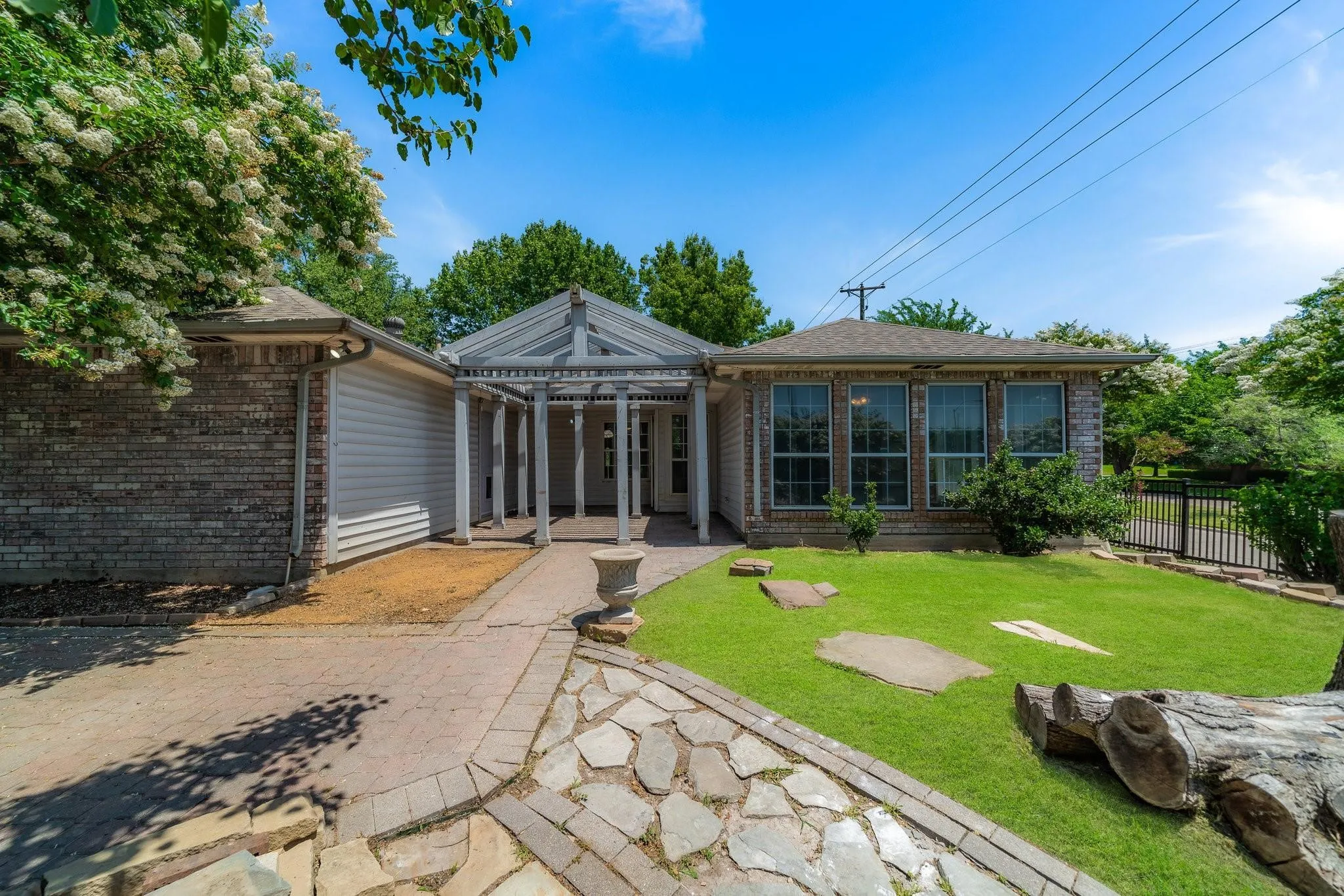 Single Family Residence For Sale in Dallas County , 8518 Bridgewater Drive, Rowlett, Texas 75088, 3 Bedroom, 2 Bathroom, 2 Garage spaces, 1,941 Sqft, built in 1991, Preowned, mls#21095856, Real Estate Agent in Rowlett, Homes For Sale in Dallas county, Homes For Sale in Rowlett, Realtor in Rowlett Texas, Real Estate Brokerage Independent Realty Texas, Luminita Cordes Realtor