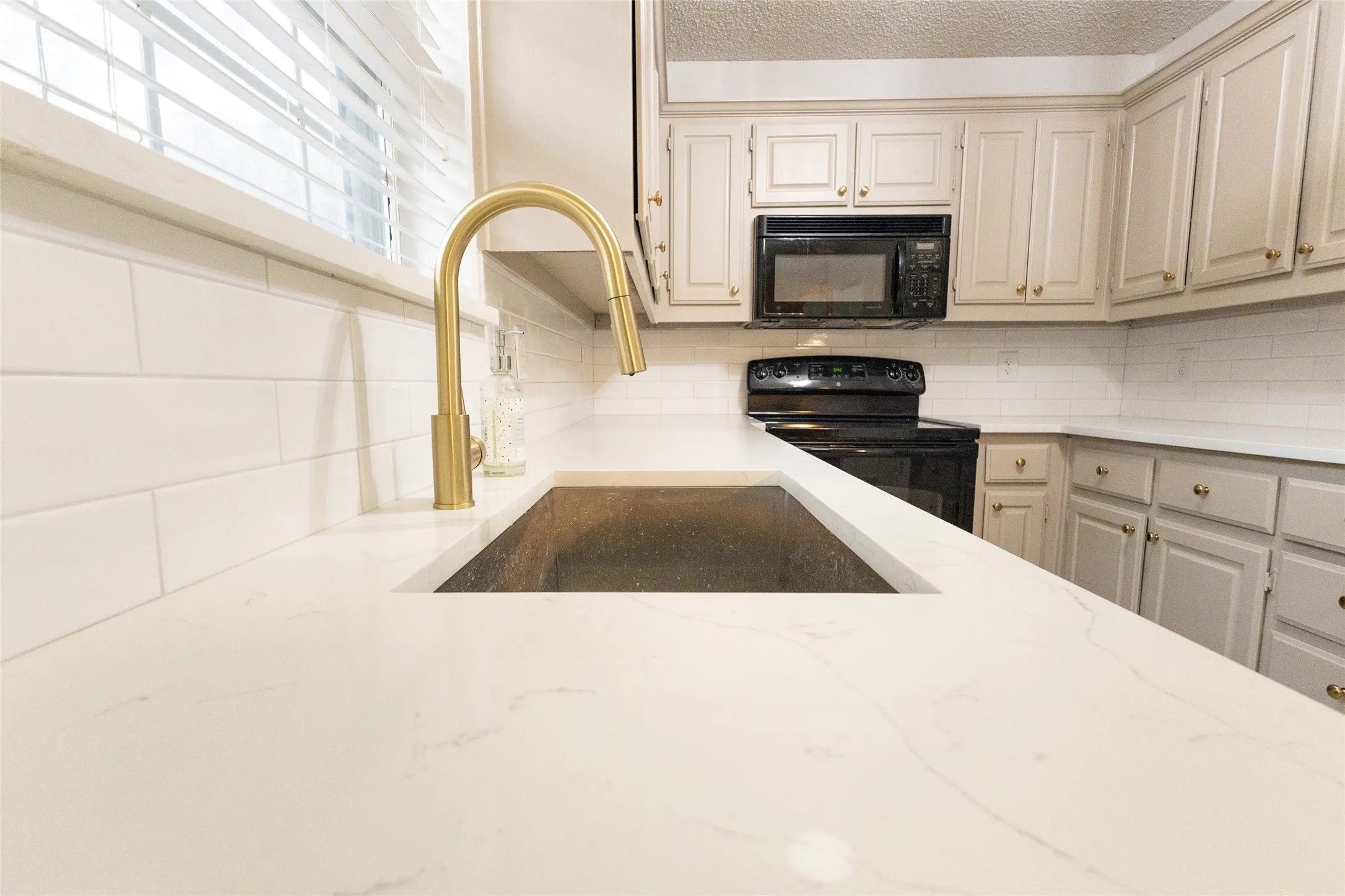 Stunning Quartz Counter Tops!
