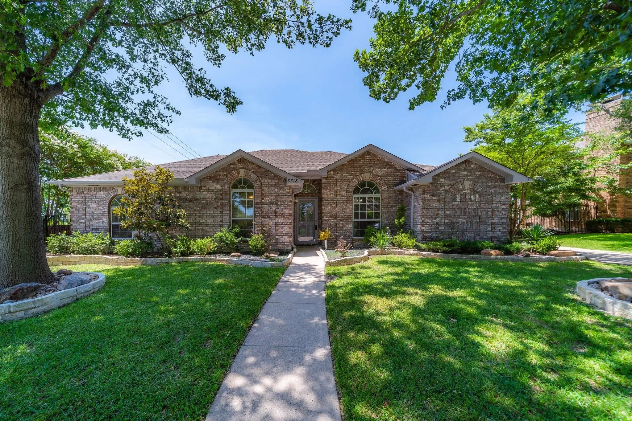 Single Family Residence For Sale in Dallas County , 8518 Bridgewater Drive, Rowlett, Texas 75088, 3 Bedroom, 2 Bathroom, 2 Garage spaces, 1,941 Sqft, built in 1991, Preowned, mls#21095856, Real Estate Agent in Rowlett, Homes For Sale in Dallas county, Homes For Sale in Rowlett, Realtor in Rowlett Texas, Real Estate Brokerage Independent Realty Texas, Luminita Cordes Realtor