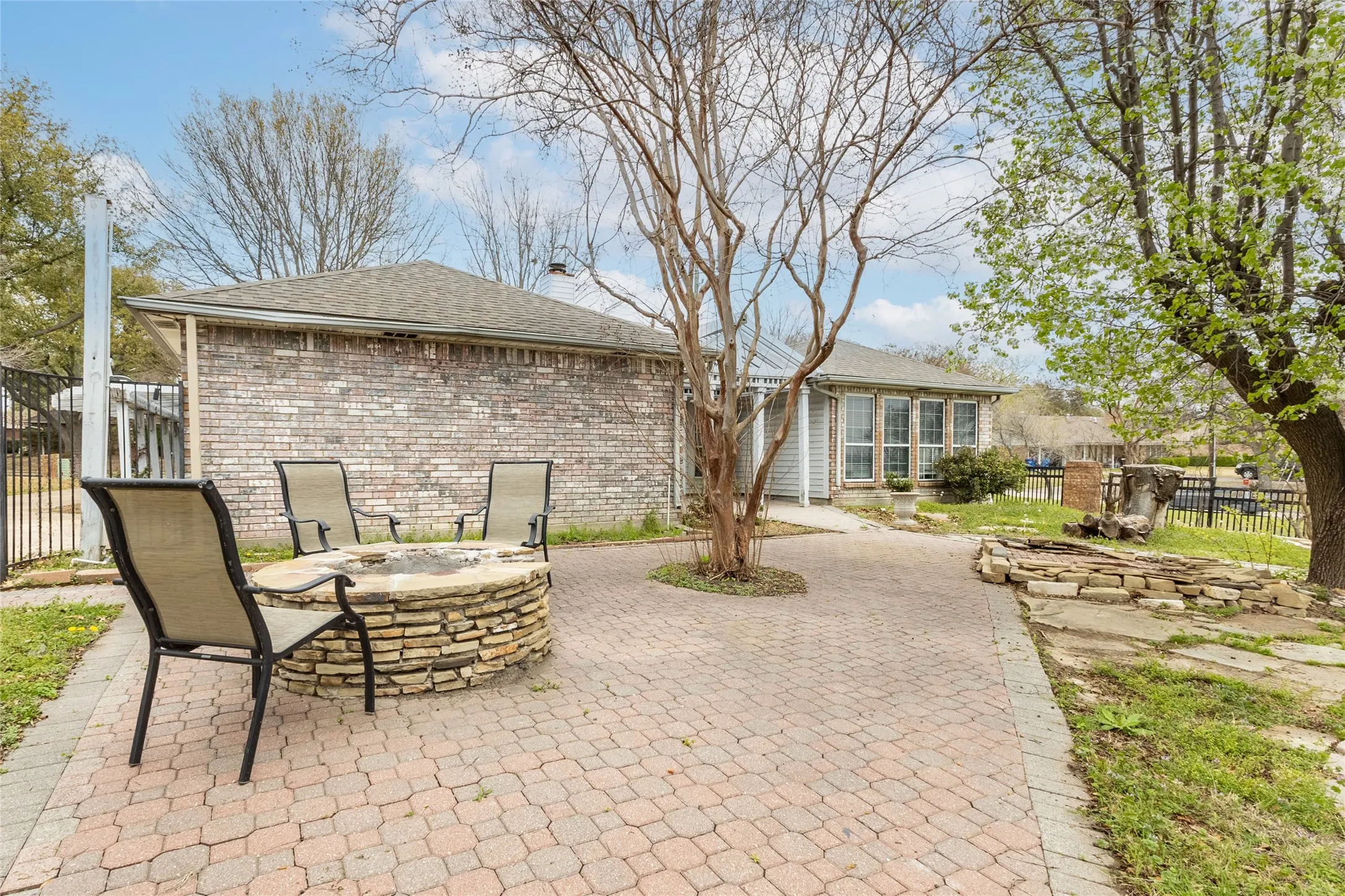 Single Family Residence For Sale in Dallas County , 8518 Bridgewater Drive, Rowlett, Texas 75088, 3 Bedroom, 2 Bathroom, 2 Garage spaces, 1,941 Sqft, built in 1991, Preowned, mls#21095856, Real Estate Agent in Rowlett, Homes For Sale in Dallas county, Homes For Sale in Rowlett, Realtor in Rowlett Texas, Real Estate Brokerage Independent Realty Texas, Luminita Cordes Realtor