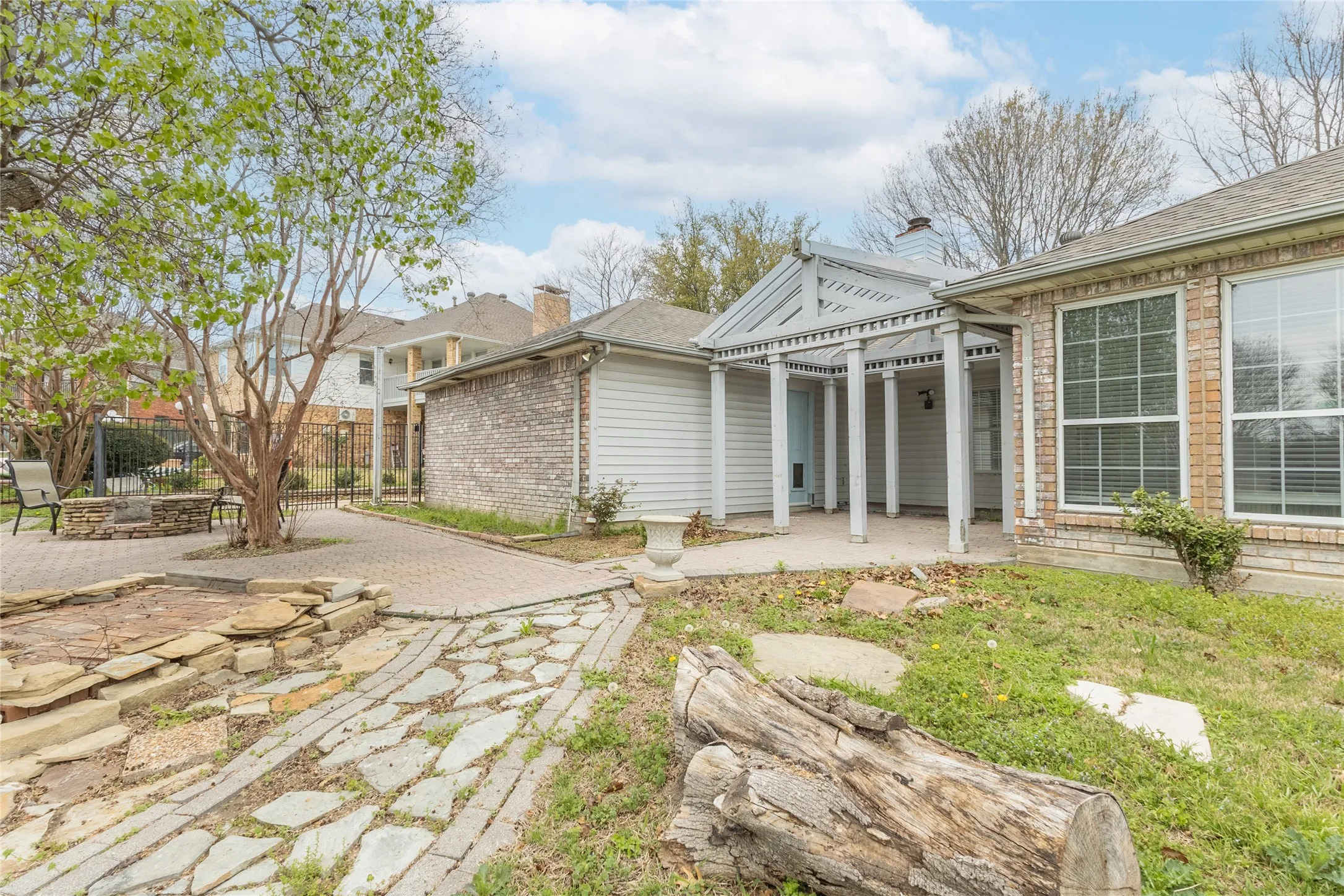 Single Family Residence For Sale in Dallas County , 8518 Bridgewater Drive, Rowlett, Texas 75088, 3 Bedroom, 2 Bathroom, 2 Garage spaces, 1,941 Sqft, built in 1991, Preowned, mls#21095856, Real Estate Agent in Rowlett, Homes For Sale in Dallas county, Homes For Sale in Rowlett, Realtor in Rowlett Texas, Real Estate Brokerage Independent Realty Texas, Luminita Cordes Realtor