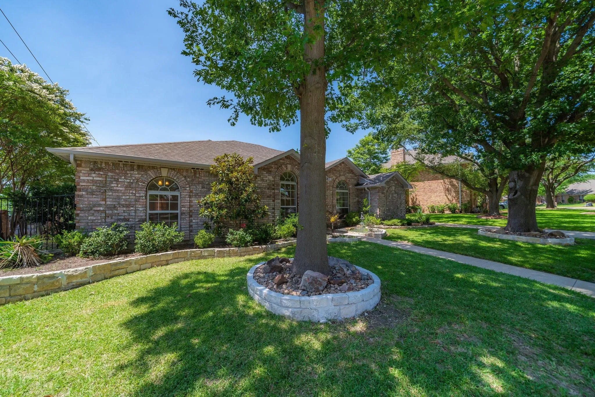 Single Family Residence For Sale in Dallas County , 8518 Bridgewater Drive, Rowlett, Texas 75088, 3 Bedroom, 2 Bathroom, 2 Garage spaces, 1,941 Sqft, built in 1991, Preowned, mls#21095856, Real Estate Agent in Rowlett, Homes For Sale in Dallas county, Homes For Sale in Rowlett, Realtor in Rowlett Texas, Real Estate Brokerage Independent Realty Texas, Luminita Cordes Realtor