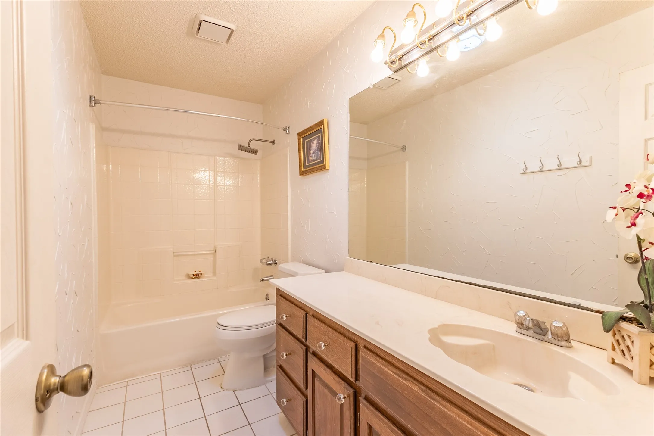 Single Family Residence For Sale in Dallas County , 8518 Bridgewater Drive, Rowlett, Texas 75088, 3 Bedroom, 2 Bathroom, 2 Garage spaces, 1,941 Sqft, built in 1991, Preowned, mls#21095856, Real Estate Agent in Rowlett, Homes For Sale in Dallas county, Homes For Sale in Rowlett, Realtor in Rowlett Texas, Real Estate Brokerage Independent Realty Texas, Luminita Cordes Realtor