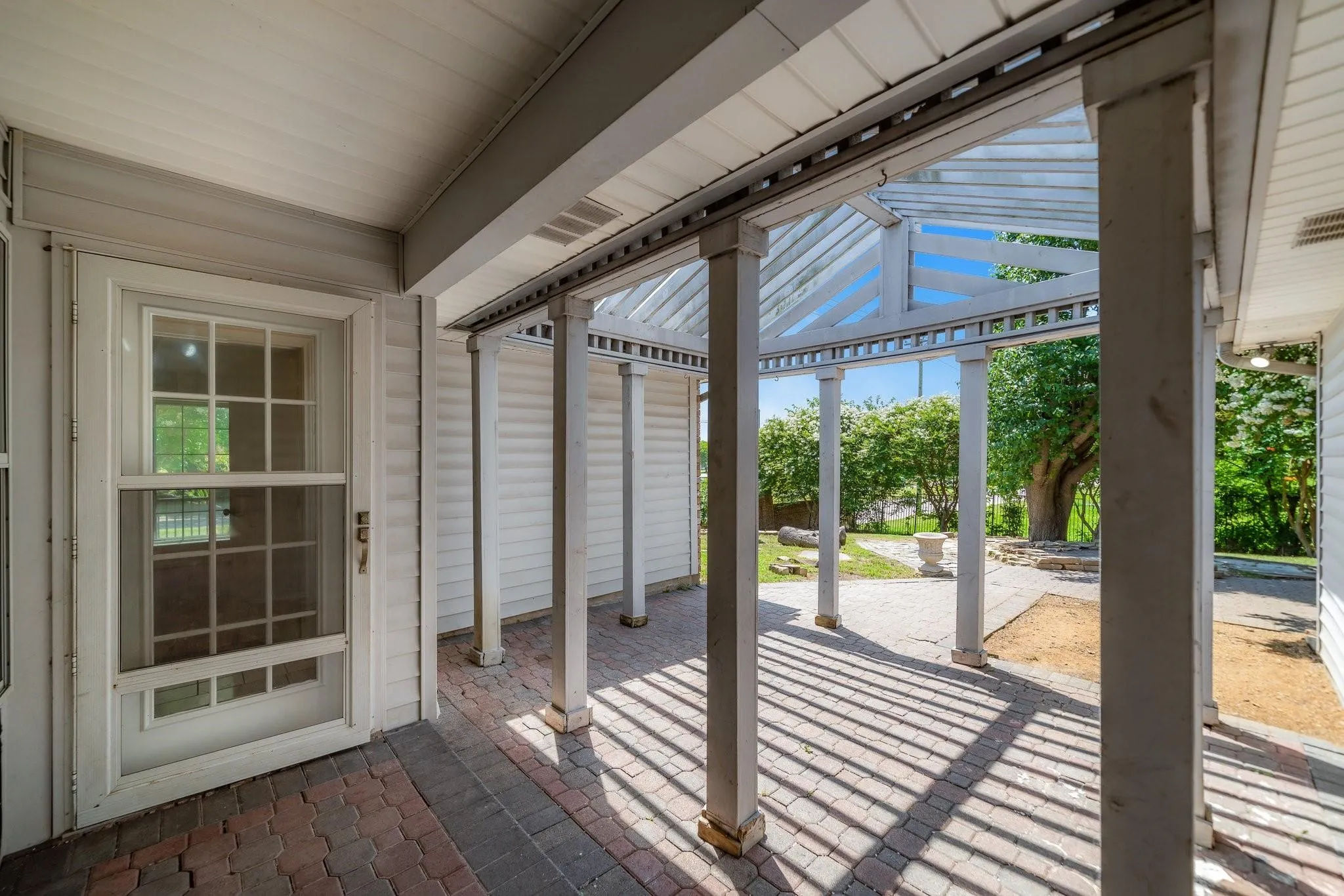 Single Family Residence For Sale in Dallas County , 8518 Bridgewater Drive, Rowlett, Texas 75088, 3 Bedroom, 2 Bathroom, 2 Garage spaces, 1,941 Sqft, built in 1991, Preowned, mls#21095856, Real Estate Agent in Rowlett, Homes For Sale in Dallas county, Homes For Sale in Rowlett, Realtor in Rowlett Texas, Real Estate Brokerage Independent Realty Texas, Luminita Cordes Realtor