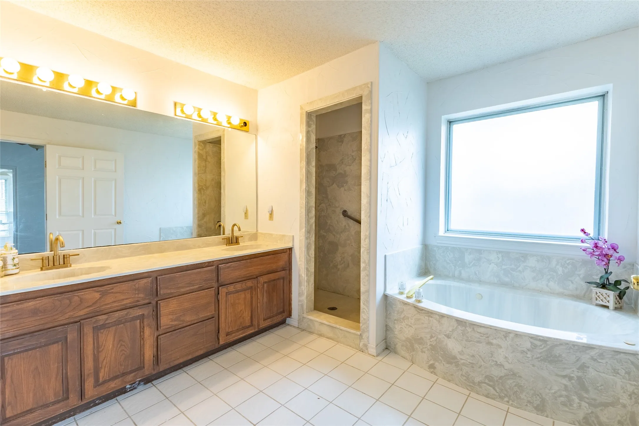 Single Family Residence For Sale in Dallas County , 8518 Bridgewater Drive, Rowlett, Texas 75088, 3 Bedroom, 2 Bathroom, 2 Garage spaces, 1,941 Sqft, built in 1991, Preowned, mls#21095856, Real Estate Agent in Rowlett, Homes For Sale in Dallas county, Homes For Sale in Rowlett, Realtor in Rowlett Texas, Real Estate Brokerage Independent Realty Texas, Luminita Cordes Realtor