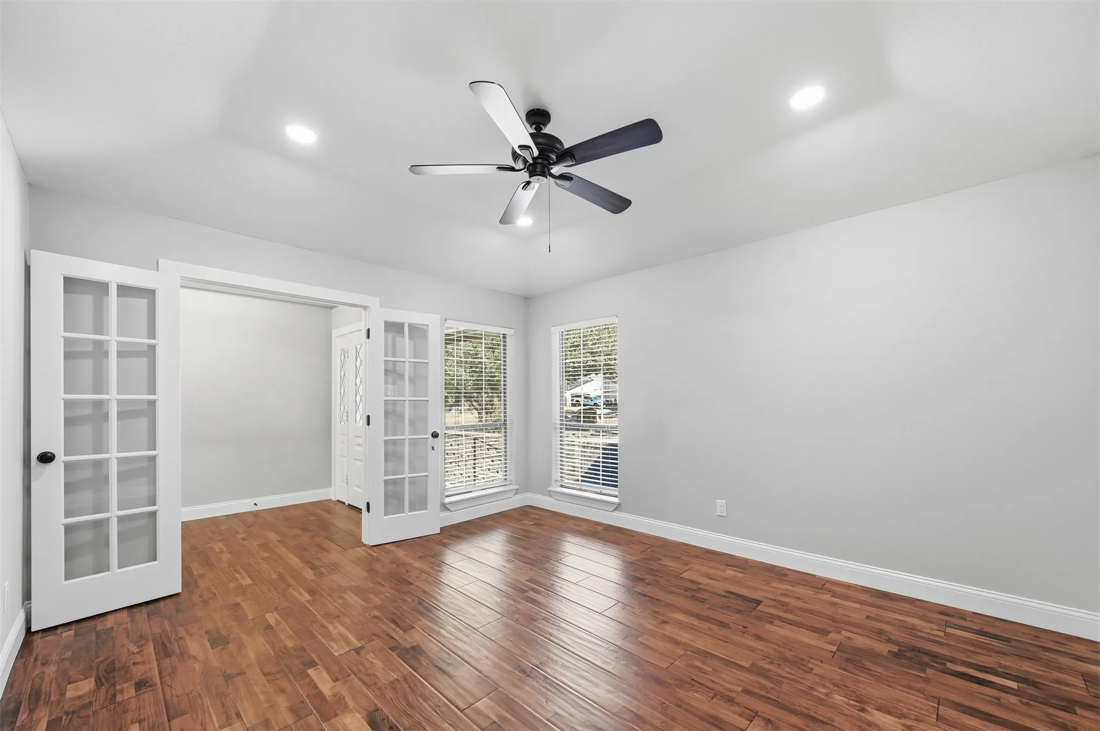 Single Family Residence For Sale in Rockwall County , 205 Yacht Club Drive, Rockwall, Texas 75032, 4 Bedroom, 3 Bathroom, 2 Garage spaces, 3,368 Sqft, built in 1983, Preowned, mls#21089589, Real Estate Agent in Rockwall, Homes For Sale in Rockwall county, Homes For Sale in Rockwall, Realtor in Rockwall Texas, Real Estate Brokerage Independent Realty Texas, Luminita Cordes Realtor