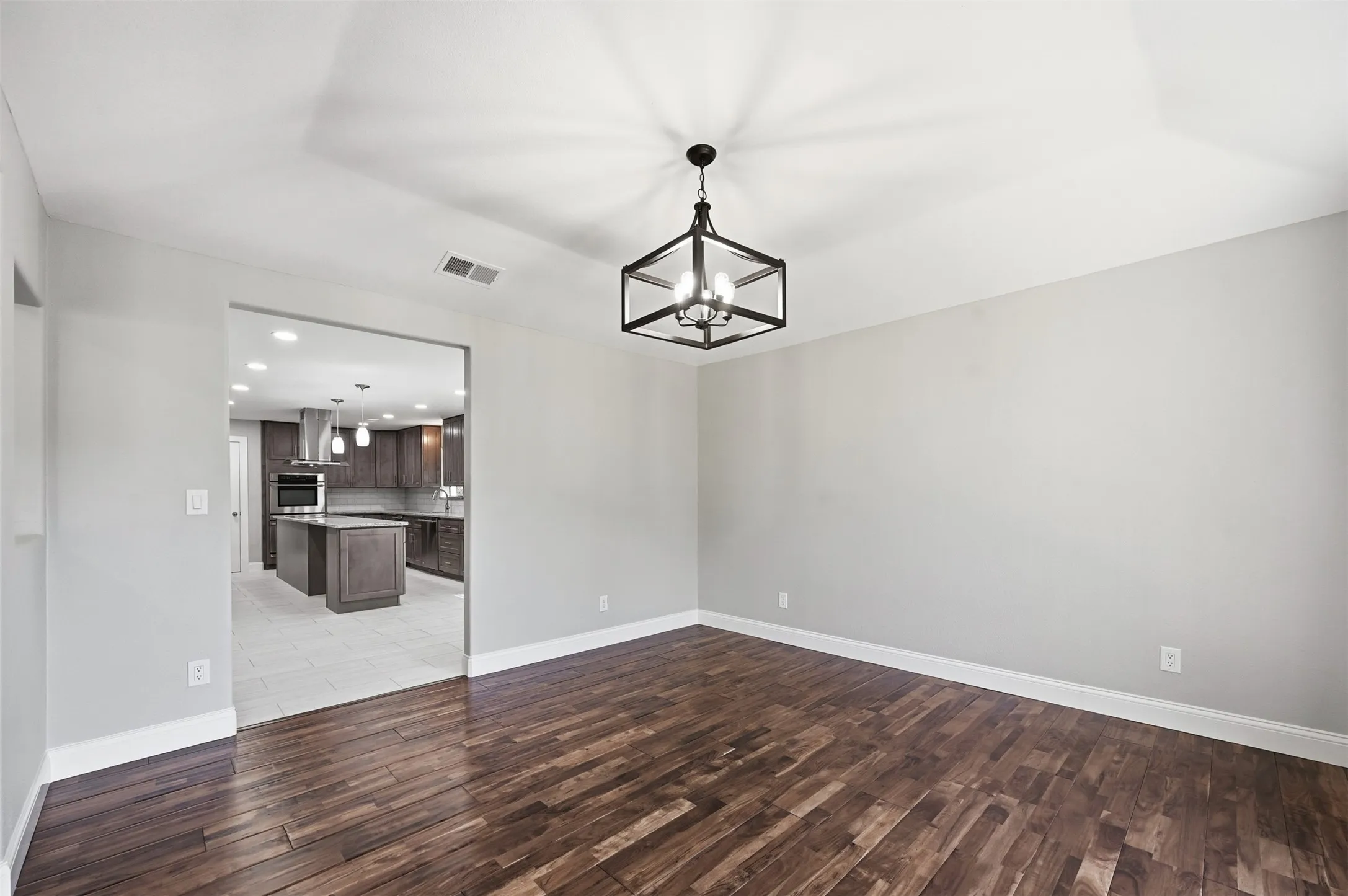 Single Family Residence For Sale in Rockwall County , 205 Yacht Club Drive, Rockwall, Texas 75032, 4 Bedroom, 3 Bathroom, 2 Garage spaces, 3,368 Sqft, built in 1983, Preowned, mls#21089589, Real Estate Agent in Rockwall, Homes For Sale in Rockwall county, Homes For Sale in Rockwall, Realtor in Rockwall Texas, Real Estate Brokerage Independent Realty Texas, Luminita Cordes Realtor
