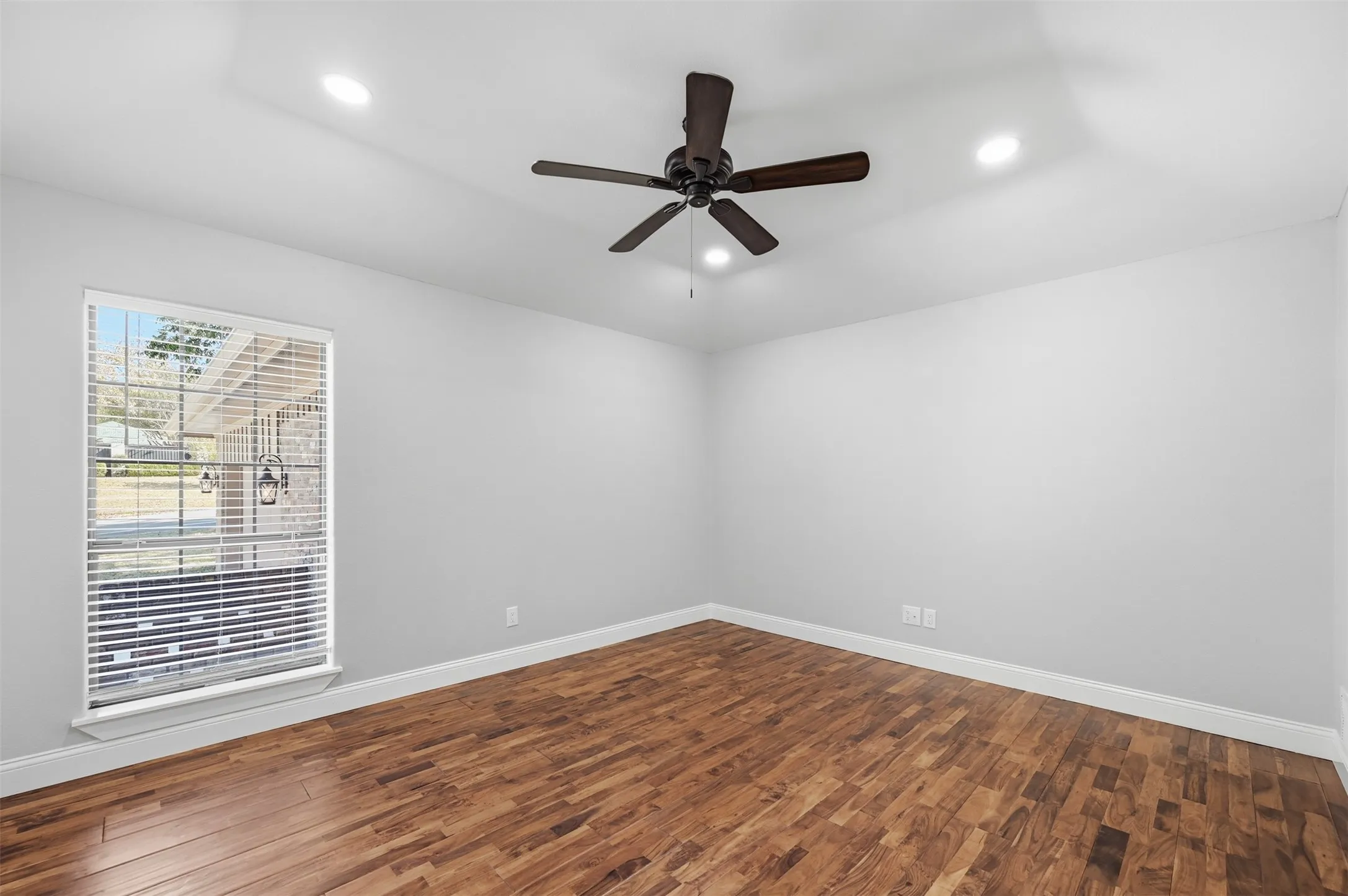 Single Family Residence For Sale in Rockwall County , 205 Yacht Club Drive, Rockwall, Texas 75032, 4 Bedroom, 3 Bathroom, 2 Garage spaces, 3,368 Sqft, built in 1983, Preowned, mls#21089589, Real Estate Agent in Rockwall, Homes For Sale in Rockwall county, Homes For Sale in Rockwall, Realtor in Rockwall Texas, Real Estate Brokerage Independent Realty Texas, Luminita Cordes Realtor