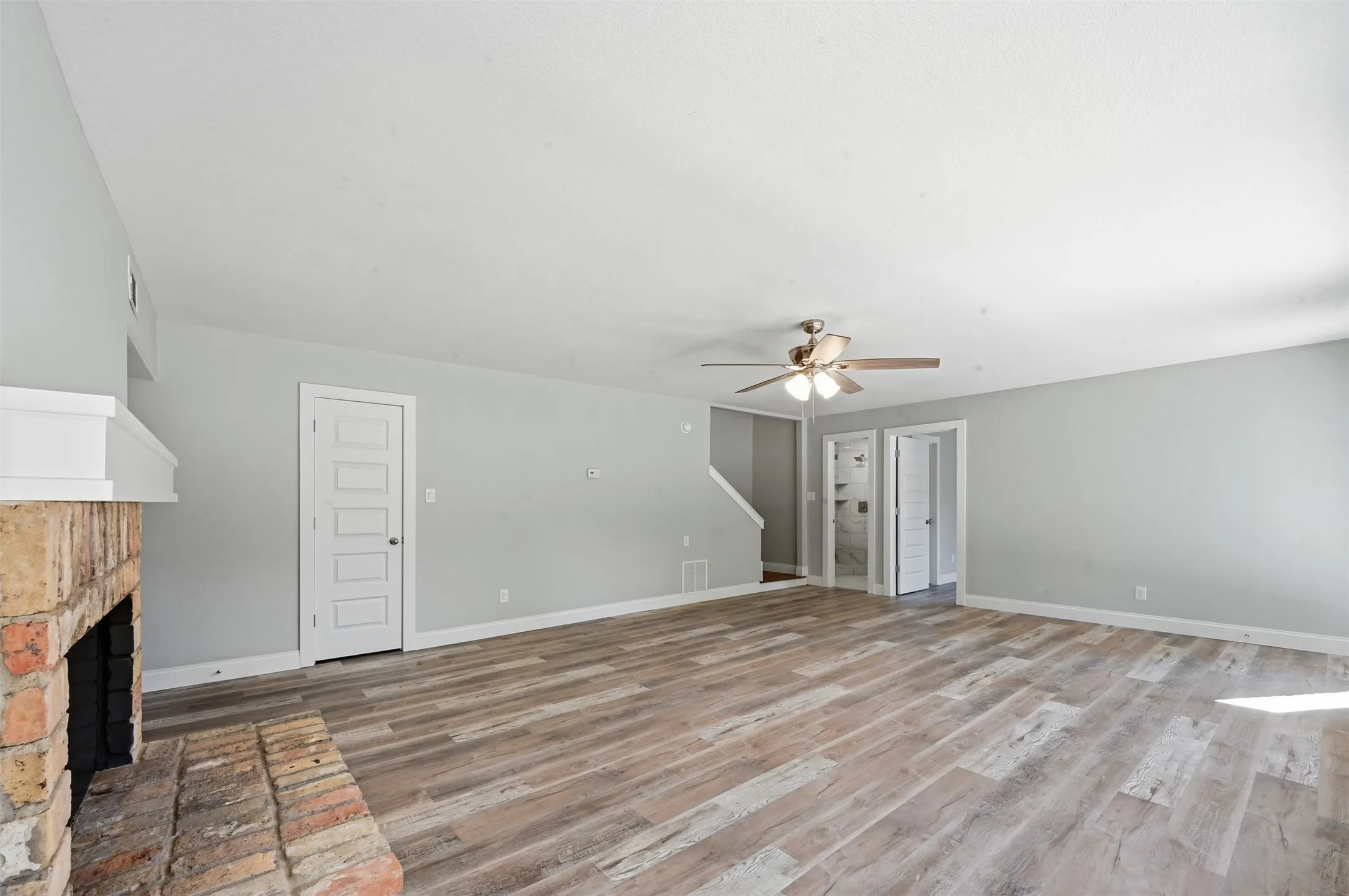 Single Family Residence For Sale in Rockwall County , 205 Yacht Club Drive, Rockwall, Texas 75032, 4 Bedroom, 3 Bathroom, 2 Garage spaces, 3,368 Sqft, built in 1983, Preowned, mls#21089589, Real Estate Agent in Rockwall, Homes For Sale in Rockwall county, Homes For Sale in Rockwall, Realtor in Rockwall Texas, Real Estate Brokerage Independent Realty Texas, Luminita Cordes Realtor