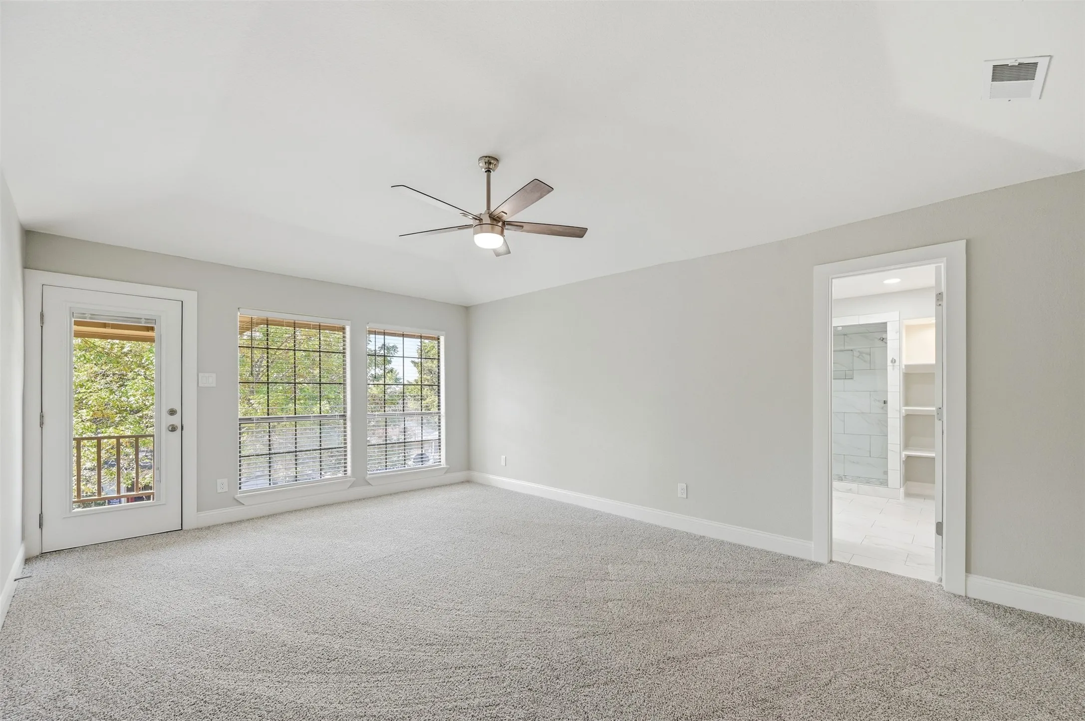 Single Family Residence For Sale in Rockwall County , 205 Yacht Club Drive, Rockwall, Texas 75032, 4 Bedroom, 3 Bathroom, 2 Garage spaces, 3,368 Sqft, built in 1983, Preowned, mls#21089589, Real Estate Agent in Rockwall, Homes For Sale in Rockwall county, Homes For Sale in Rockwall, Realtor in Rockwall Texas, Real Estate Brokerage Independent Realty Texas, Luminita Cordes Realtor