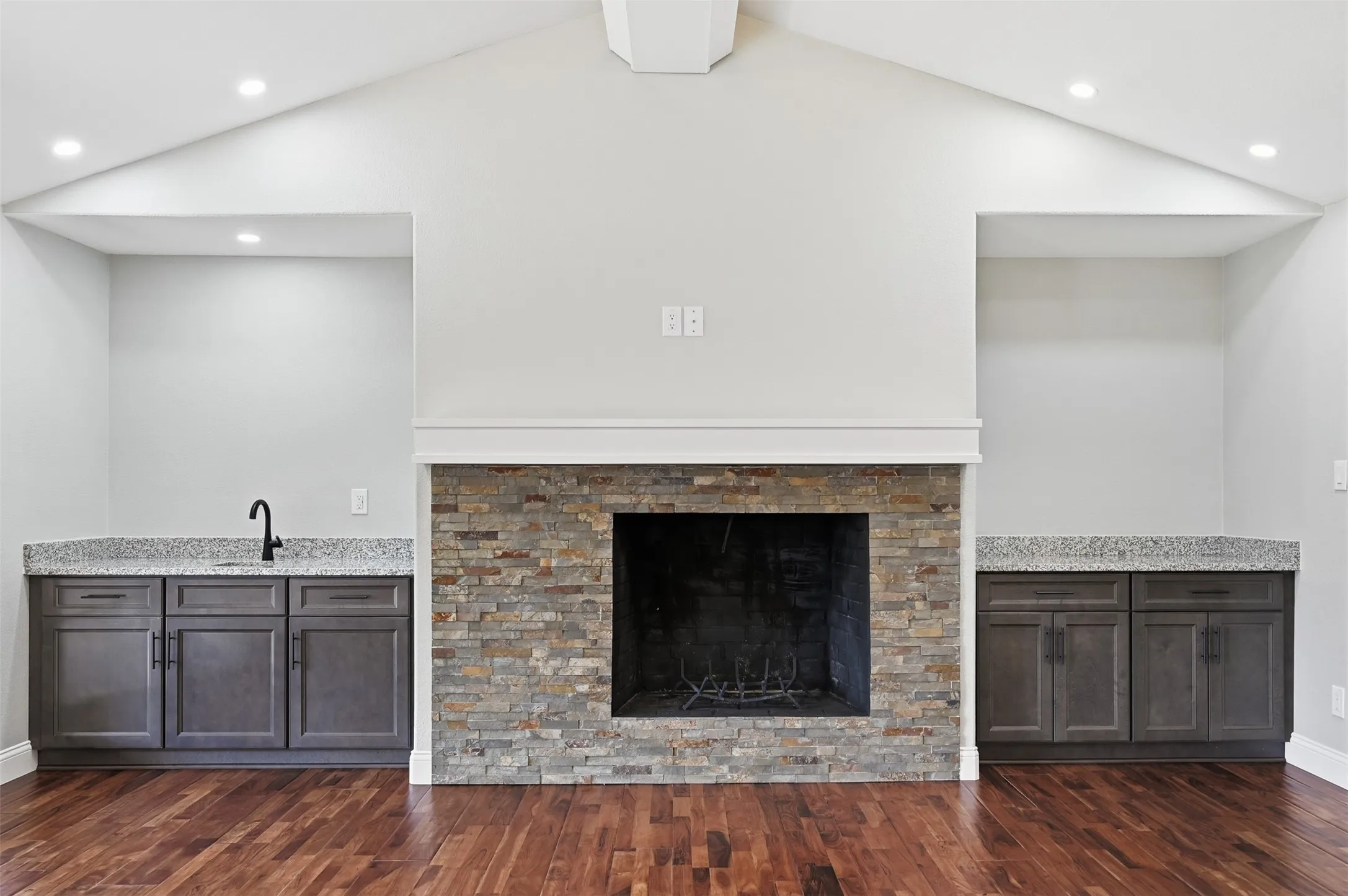Single Family Residence For Sale in Rockwall County , 205 Yacht Club Drive, Rockwall, Texas 75032, 4 Bedroom, 3 Bathroom, 2 Garage spaces, 3,368 Sqft, built in 1983, Preowned, mls#21089589, Real Estate Agent in Rockwall, Homes For Sale in Rockwall county, Homes For Sale in Rockwall, Realtor in Rockwall Texas, Real Estate Brokerage Independent Realty Texas, Luminita Cordes Realtor