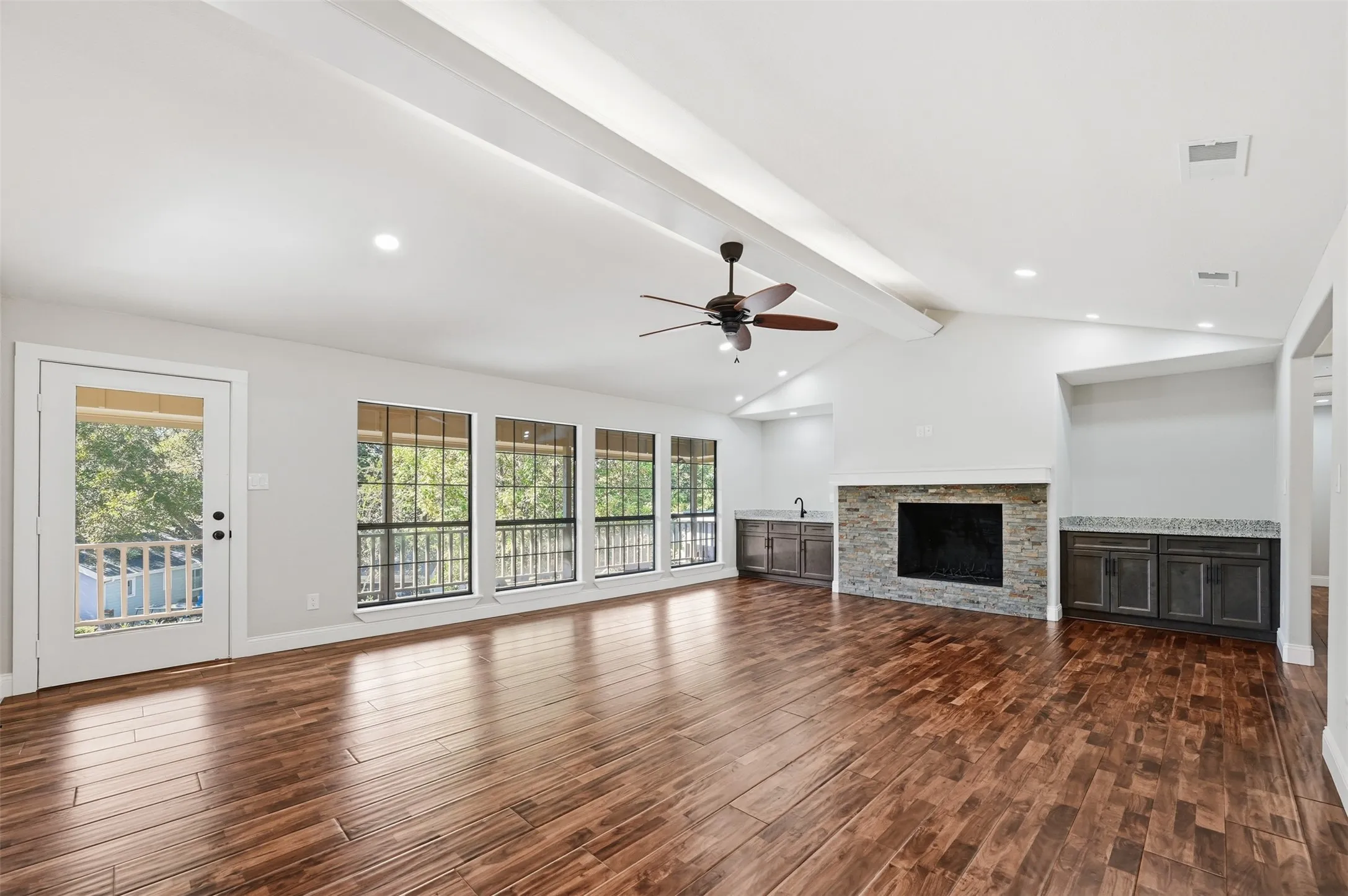 Single Family Residence For Sale in Rockwall County , 205 Yacht Club Drive, Rockwall, Texas 75032, 4 Bedroom, 3 Bathroom, 2 Garage spaces, 3,368 Sqft, built in 1983, Preowned, mls#21089589, Real Estate Agent in Rockwall, Homes For Sale in Rockwall county, Homes For Sale in Rockwall, Realtor in Rockwall Texas, Real Estate Brokerage Independent Realty Texas, Luminita Cordes Realtor