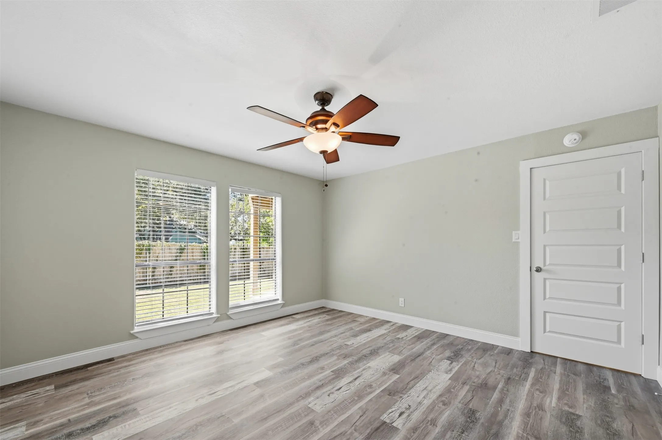 Single Family Residence For Sale in Rockwall County , 205 Yacht Club Drive, Rockwall, Texas 75032, 4 Bedroom, 3 Bathroom, 2 Garage spaces, 3,368 Sqft, built in 1983, Preowned, mls#21089589, Real Estate Agent in Rockwall, Homes For Sale in Rockwall county, Homes For Sale in Rockwall, Realtor in Rockwall Texas, Real Estate Brokerage Independent Realty Texas, Luminita Cordes Realtor