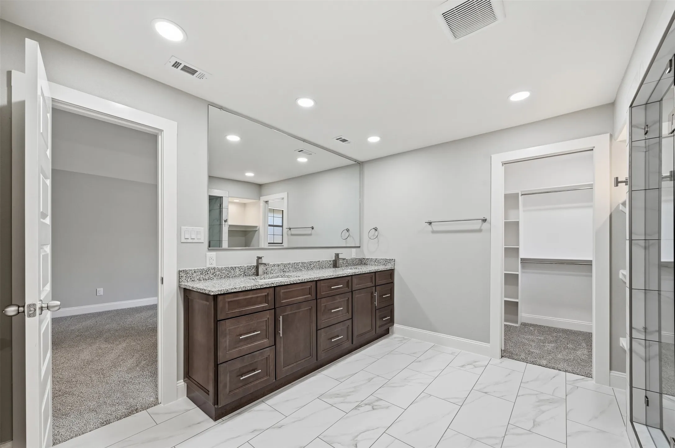 Single Family Residence For Sale in Rockwall County , 205 Yacht Club Drive, Rockwall, Texas 75032, 4 Bedroom, 3 Bathroom, 2 Garage spaces, 3,368 Sqft, built in 1983, Preowned, mls#21089589, Real Estate Agent in Rockwall, Homes For Sale in Rockwall county, Homes For Sale in Rockwall, Realtor in Rockwall Texas, Real Estate Brokerage Independent Realty Texas, Luminita Cordes Realtor