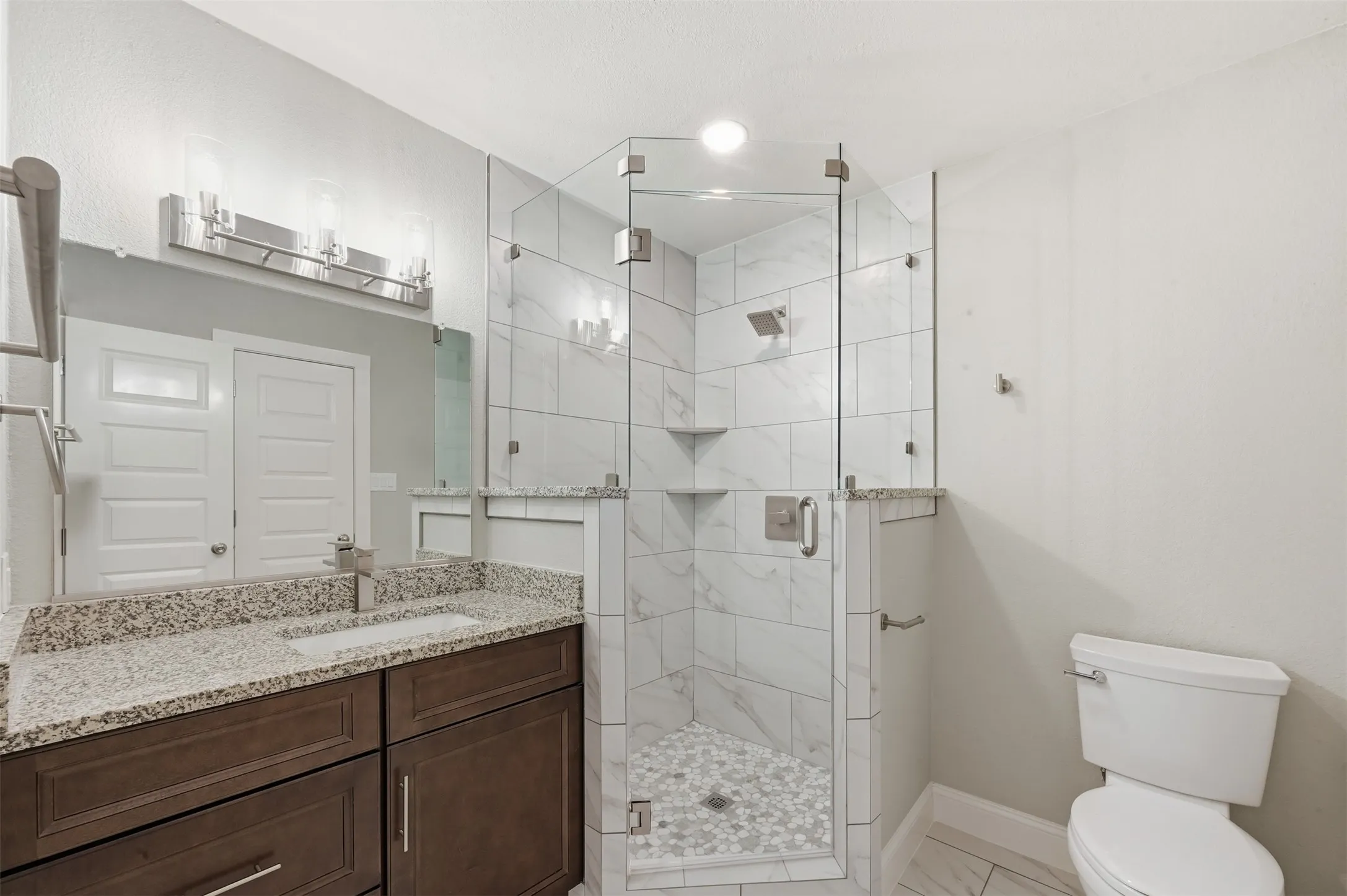Single Family Residence For Sale in Rockwall County , 205 Yacht Club Drive, Rockwall, Texas 75032, 4 Bedroom, 3 Bathroom, 2 Garage spaces, 3,368 Sqft, built in 1983, Preowned, mls#21089589, Real Estate Agent in Rockwall, Homes For Sale in Rockwall county, Homes For Sale in Rockwall, Realtor in Rockwall Texas, Real Estate Brokerage Independent Realty Texas, Luminita Cordes Realtor