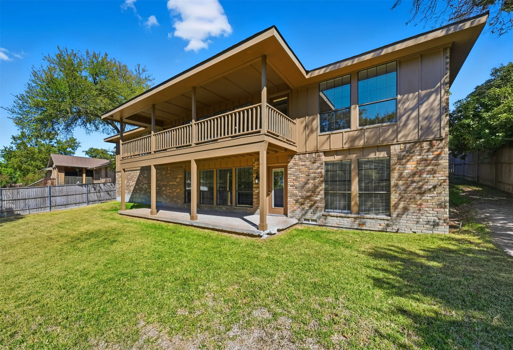 Single Family Residence For Sale in Rockwall County , 205 Yacht Club Drive, Rockwall, Texas 75032, 4 Bedroom, 3 Bathroom, 2 Garage spaces, 3,368 Sqft, built in 1983, Preowned, mls#21089589, Real Estate Agent in Rockwall, Homes For Sale in Rockwall county, Homes For Sale in Rockwall, Realtor in Rockwall Texas, Real Estate Brokerage Independent Realty Texas, Luminita Cordes Realtor