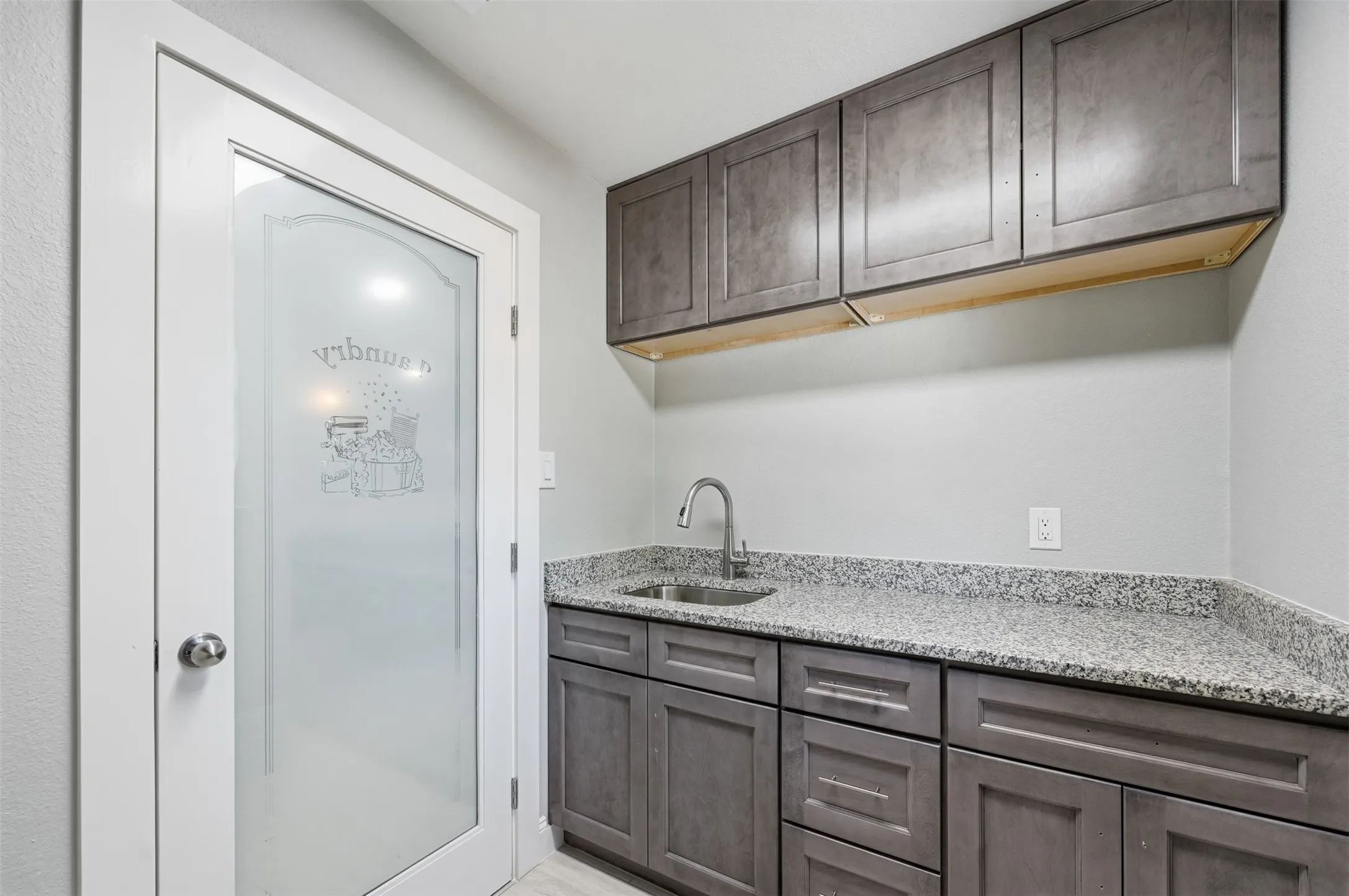 Single Family Residence For Sale in Rockwall County , 205 Yacht Club Drive, Rockwall, Texas 75032, 4 Bedroom, 3 Bathroom, 2 Garage spaces, 3,368 Sqft, built in 1983, Preowned, mls#21089589, Real Estate Agent in Rockwall, Homes For Sale in Rockwall county, Homes For Sale in Rockwall, Realtor in Rockwall Texas, Real Estate Brokerage Independent Realty Texas, Luminita Cordes Realtor