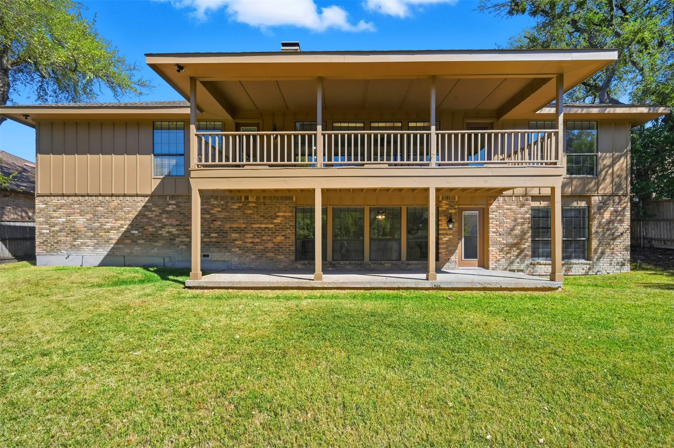 Single Family Residence For Sale in Rockwall County , 205 Yacht Club Drive, Rockwall, Texas 75032, 4 Bedroom, 3 Bathroom, 2 Garage spaces, 3,368 Sqft, built in 1983, Preowned, mls#21089589, Real Estate Agent in Rockwall, Homes For Sale in Rockwall county, Homes For Sale in Rockwall, Realtor in Rockwall Texas, Real Estate Brokerage Independent Realty Texas, Luminita Cordes Realtor