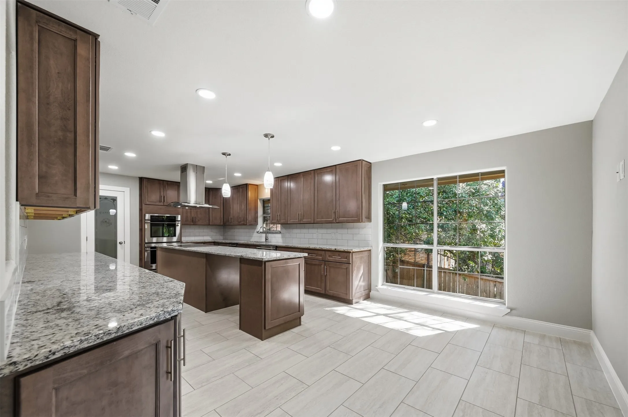 Single Family Residence For Sale in Rockwall County , 205 Yacht Club Drive, Rockwall, Texas 75032, 4 Bedroom, 3 Bathroom, 2 Garage spaces, 3,368 Sqft, built in 1983, Preowned, mls#21089589, Real Estate Agent in Rockwall, Homes For Sale in Rockwall county, Homes For Sale in Rockwall, Realtor in Rockwall Texas, Real Estate Brokerage Independent Realty Texas, Luminita Cordes Realtor