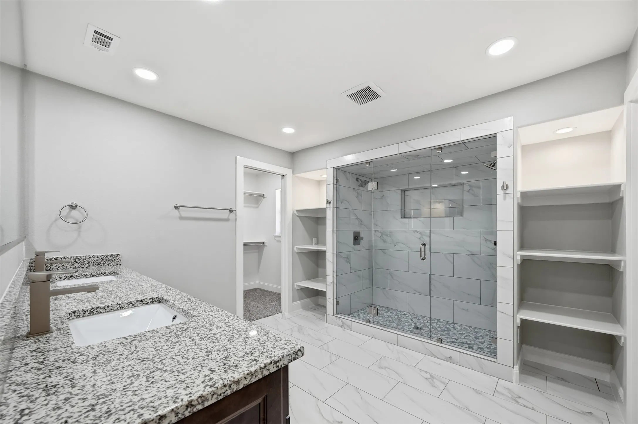 Single Family Residence For Sale in Rockwall County , 205 Yacht Club Drive, Rockwall, Texas 75032, 4 Bedroom, 3 Bathroom, 2 Garage spaces, 3,368 Sqft, built in 1983, Preowned, mls#21089589, Real Estate Agent in Rockwall, Homes For Sale in Rockwall county, Homes For Sale in Rockwall, Realtor in Rockwall Texas, Real Estate Brokerage Independent Realty Texas, Luminita Cordes Realtor