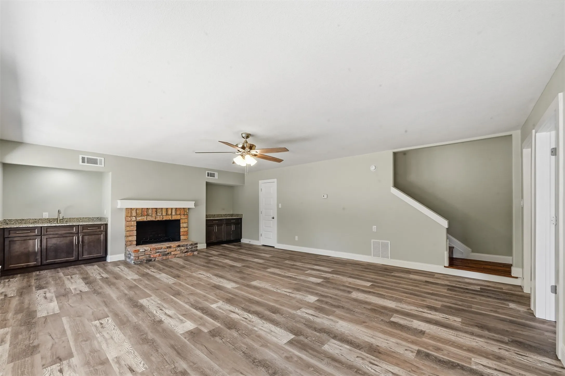 Single Family Residence For Sale in Rockwall County , 205 Yacht Club Drive, Rockwall, Texas 75032, 4 Bedroom, 3 Bathroom, 2 Garage spaces, 3,368 Sqft, built in 1983, Preowned, mls#21089589, Real Estate Agent in Rockwall, Homes For Sale in Rockwall county, Homes For Sale in Rockwall, Realtor in Rockwall Texas, Real Estate Brokerage Independent Realty Texas, Luminita Cordes Realtor