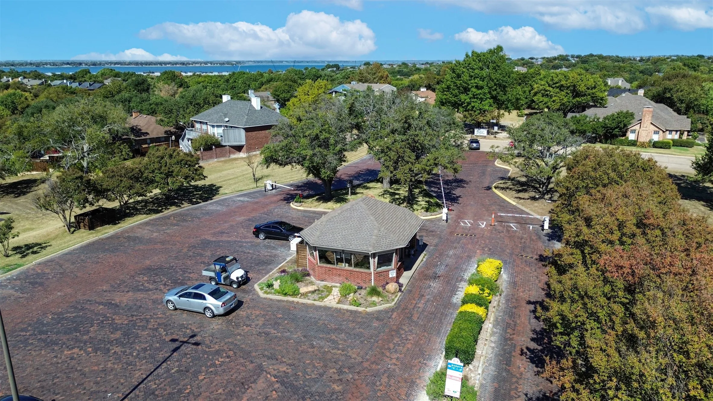 Single Family Residence For Sale in Rockwall County , 205 Yacht Club Drive, Rockwall, Texas 75032, 4 Bedroom, 3 Bathroom, 2 Garage spaces, 3,368 Sqft, built in 1983, Preowned, mls#21089589, Real Estate Agent in Rockwall, Homes For Sale in Rockwall county, Homes For Sale in Rockwall, Realtor in Rockwall Texas, Real Estate Brokerage Independent Realty Texas, Luminita Cordes Realtor