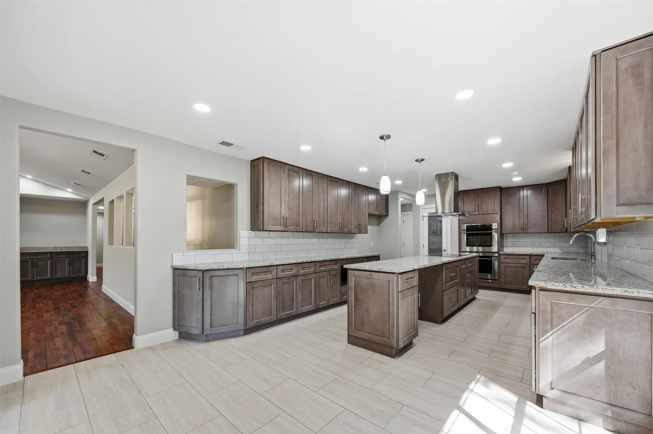 Single Family Residence For Sale in Rockwall County , 205 Yacht Club Drive, Rockwall, Texas 75032, 4 Bedroom, 3 Bathroom, 2 Garage spaces, 3,368 Sqft, built in 1983, Preowned, mls#21089589, Real Estate Agent in Rockwall, Homes For Sale in Rockwall county, Homes For Sale in Rockwall, Realtor in Rockwall Texas, Real Estate Brokerage Independent Realty Texas, Luminita Cordes Realtor