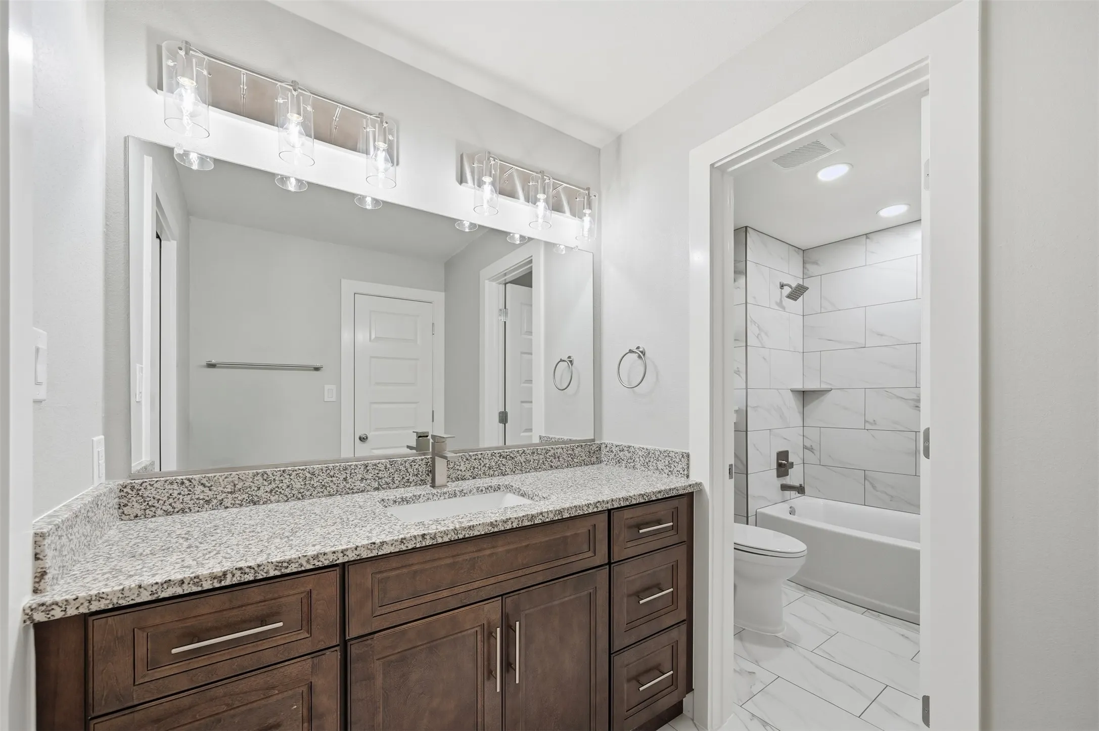 Single Family Residence For Sale in Rockwall County , 205 Yacht Club Drive, Rockwall, Texas 75032, 4 Bedroom, 3 Bathroom, 2 Garage spaces, 3,368 Sqft, built in 1983, Preowned, mls#21089589, Real Estate Agent in Rockwall, Homes For Sale in Rockwall county, Homes For Sale in Rockwall, Realtor in Rockwall Texas, Real Estate Brokerage Independent Realty Texas, Luminita Cordes Realtor