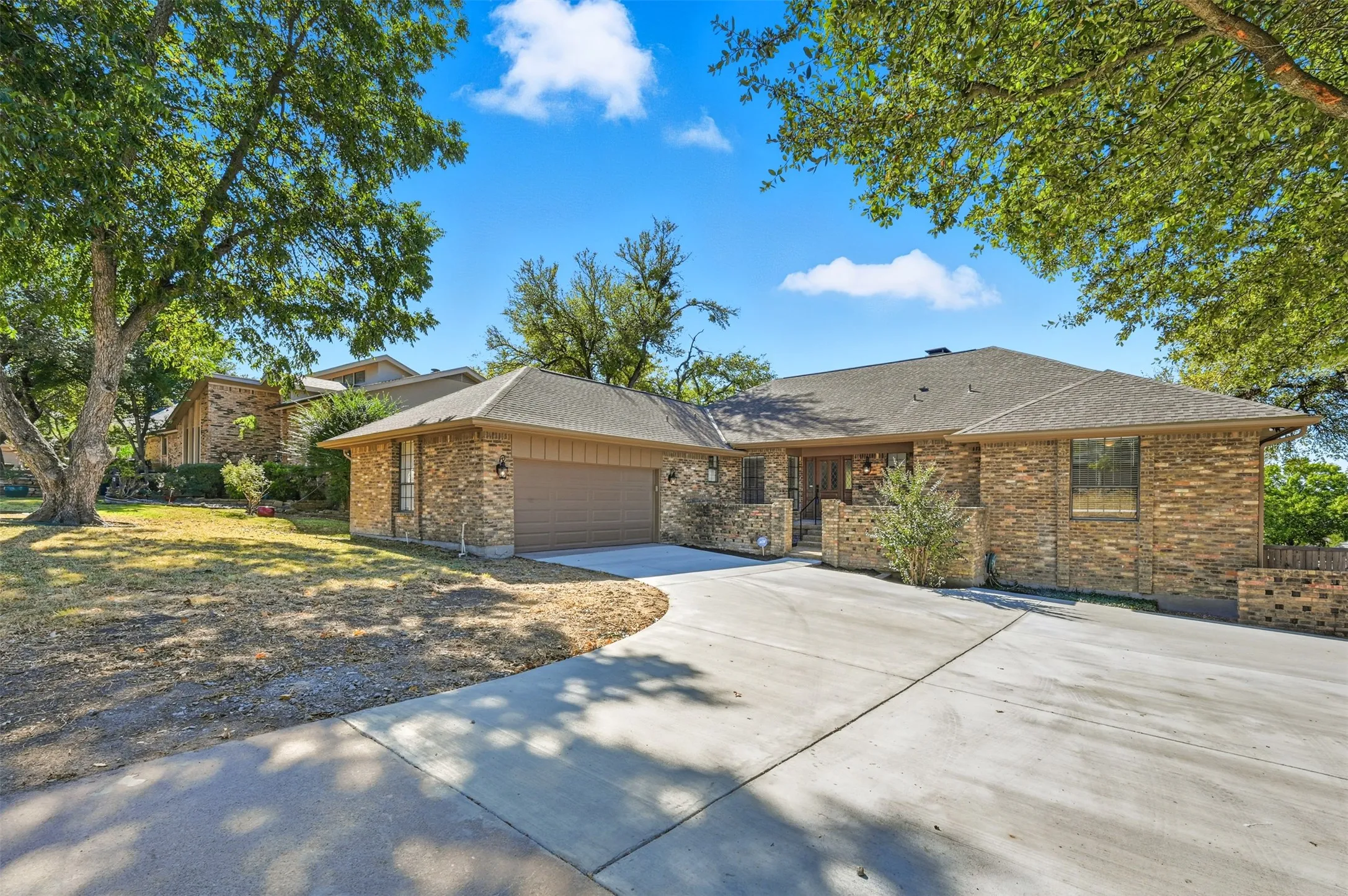 Single Family Residence For Sale in Rockwall County , 205 Yacht Club Drive, Rockwall, Texas 75032, 4 Bedroom, 3 Bathroom, 2 Garage spaces, 3,368 Sqft, built in 1983, Preowned, mls#21089589, Real Estate Agent in Rockwall, Homes For Sale in Rockwall county, Homes For Sale in Rockwall, Realtor in Rockwall Texas, Real Estate Brokerage Independent Realty Texas, Luminita Cordes Realtor