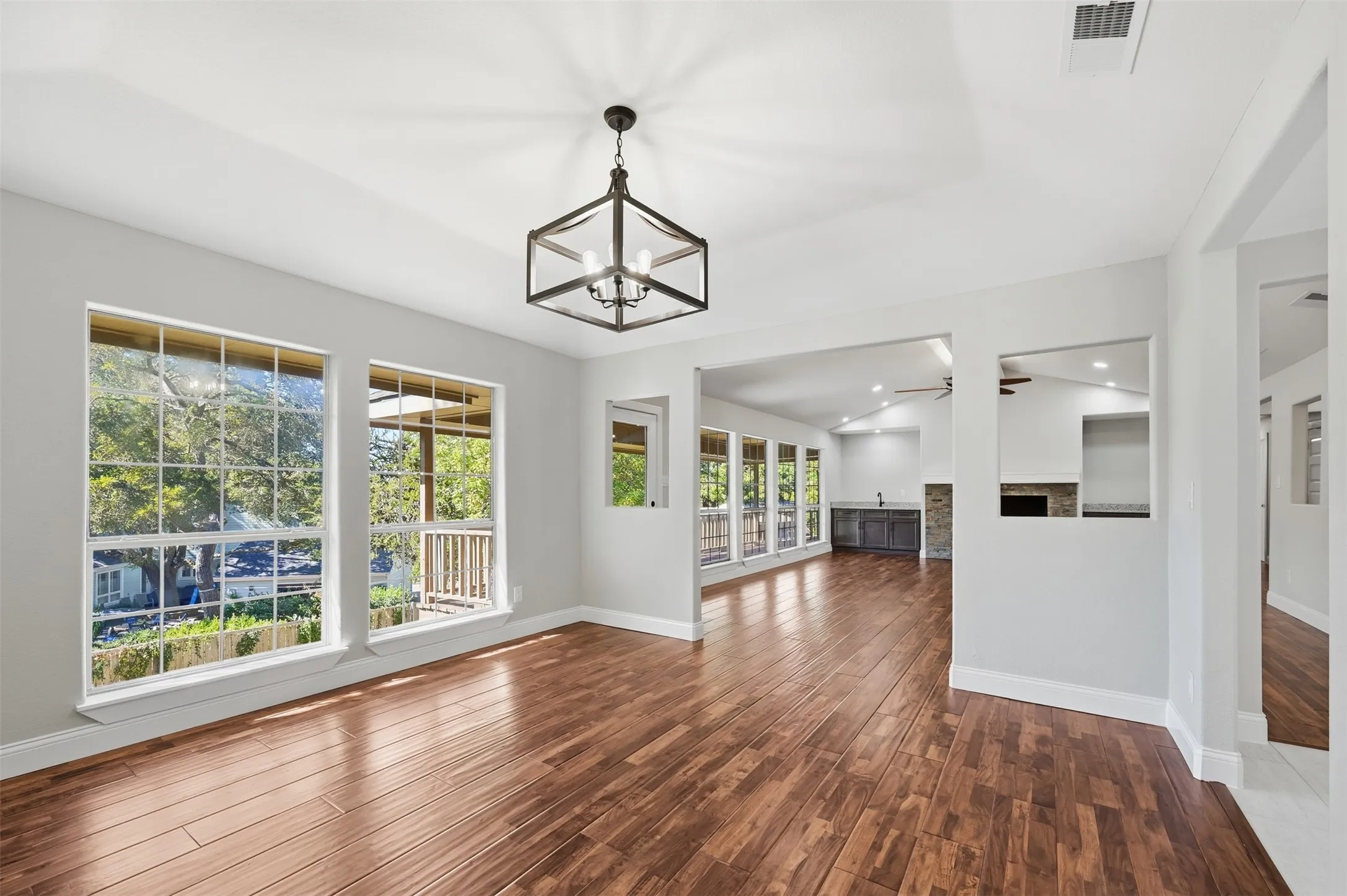 Single Family Residence For Sale in Rockwall County , 205 Yacht Club Drive, Rockwall, Texas 75032, 4 Bedroom, 3 Bathroom, 2 Garage spaces, 3,368 Sqft, built in 1983, Preowned, mls#21089589, Real Estate Agent in Rockwall, Homes For Sale in Rockwall county, Homes For Sale in Rockwall, Realtor in Rockwall Texas, Real Estate Brokerage Independent Realty Texas, Luminita Cordes Realtor