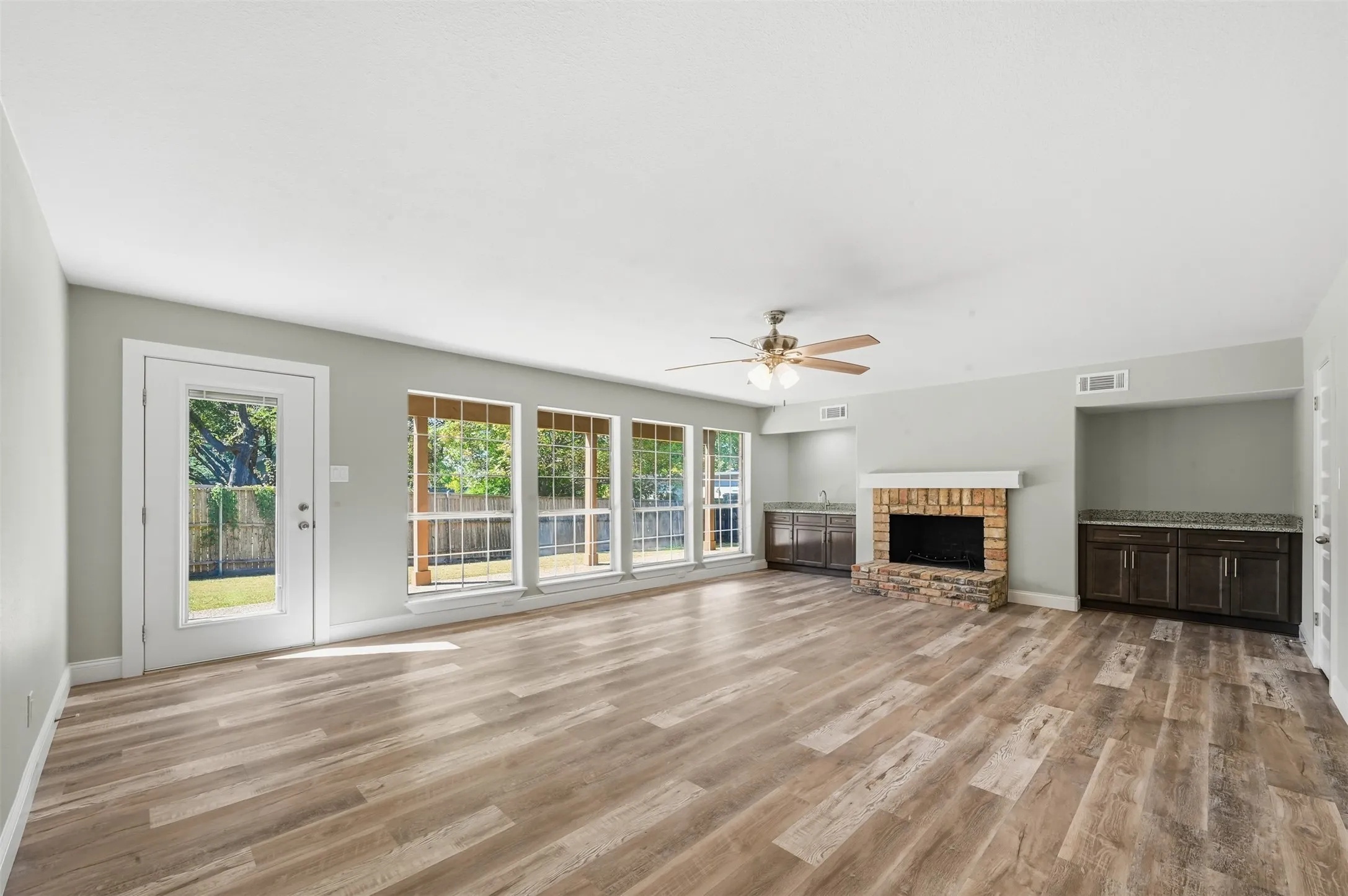 Single Family Residence For Sale in Rockwall County , 205 Yacht Club Drive, Rockwall, Texas 75032, 4 Bedroom, 3 Bathroom, 2 Garage spaces, 3,368 Sqft, built in 1983, Preowned, mls#21089589, Real Estate Agent in Rockwall, Homes For Sale in Rockwall county, Homes For Sale in Rockwall, Realtor in Rockwall Texas, Real Estate Brokerage Independent Realty Texas, Luminita Cordes Realtor