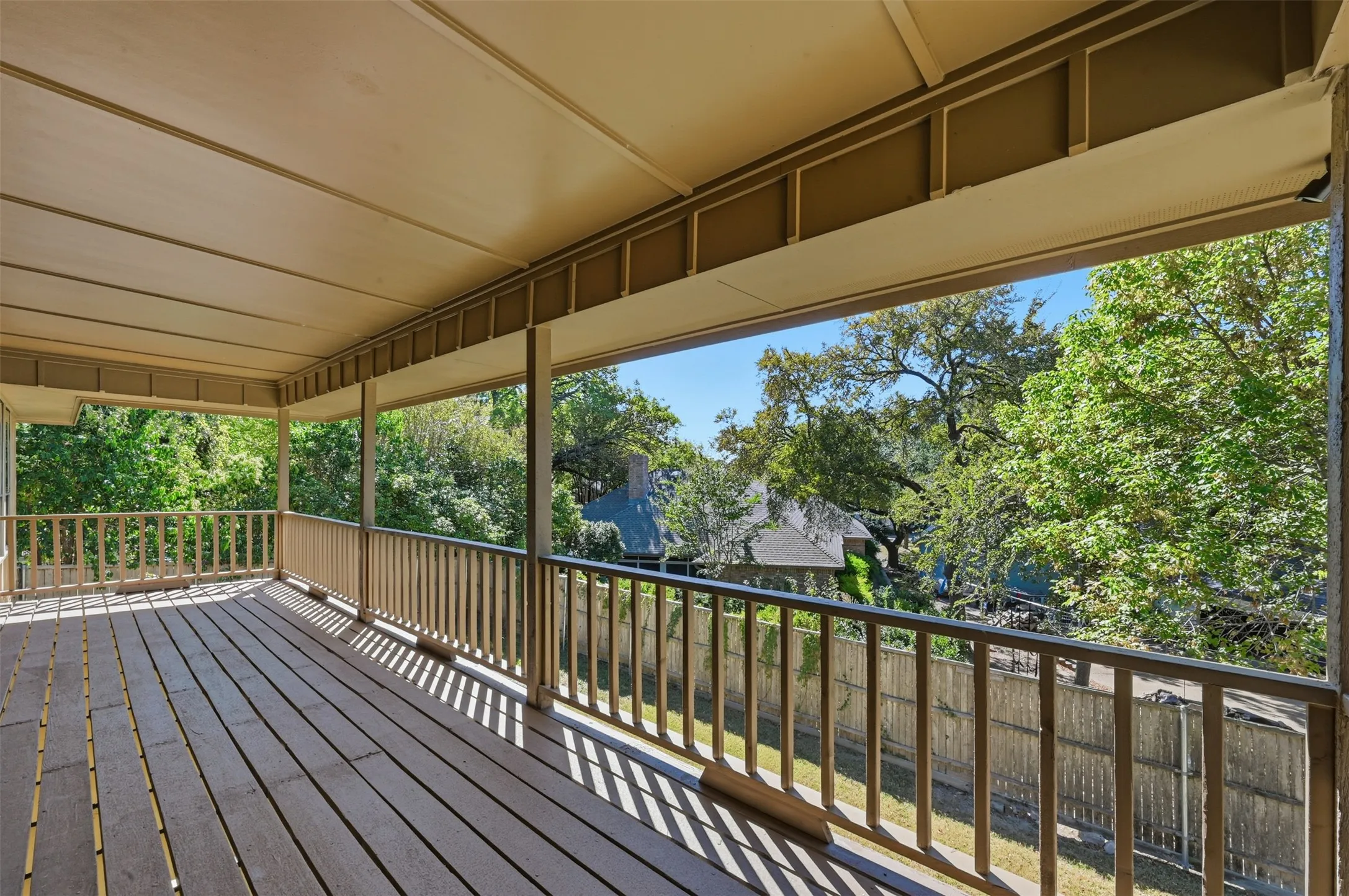 Single Family Residence For Sale in Rockwall County , 205 Yacht Club Drive, Rockwall, Texas 75032, 4 Bedroom, 3 Bathroom, 2 Garage spaces, 3,368 Sqft, built in 1983, Preowned, mls#21089589, Real Estate Agent in Rockwall, Homes For Sale in Rockwall county, Homes For Sale in Rockwall, Realtor in Rockwall Texas, Real Estate Brokerage Independent Realty Texas, Luminita Cordes Realtor