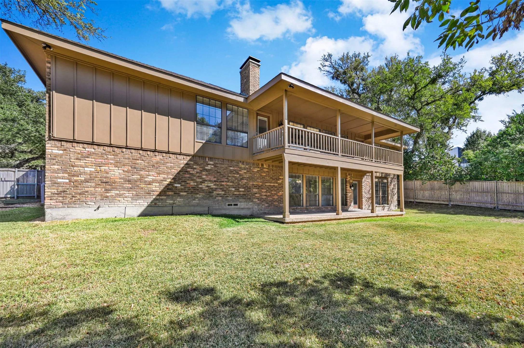 Single Family Residence For Sale in Rockwall County , 205 Yacht Club Drive, Rockwall, Texas 75032, 4 Bedroom, 3 Bathroom, 2 Garage spaces, 3,368 Sqft, built in 1983, Preowned, mls#21089589, Real Estate Agent in Rockwall, Homes For Sale in Rockwall county, Homes For Sale in Rockwall, Realtor in Rockwall Texas, Real Estate Brokerage Independent Realty Texas, Luminita Cordes Realtor