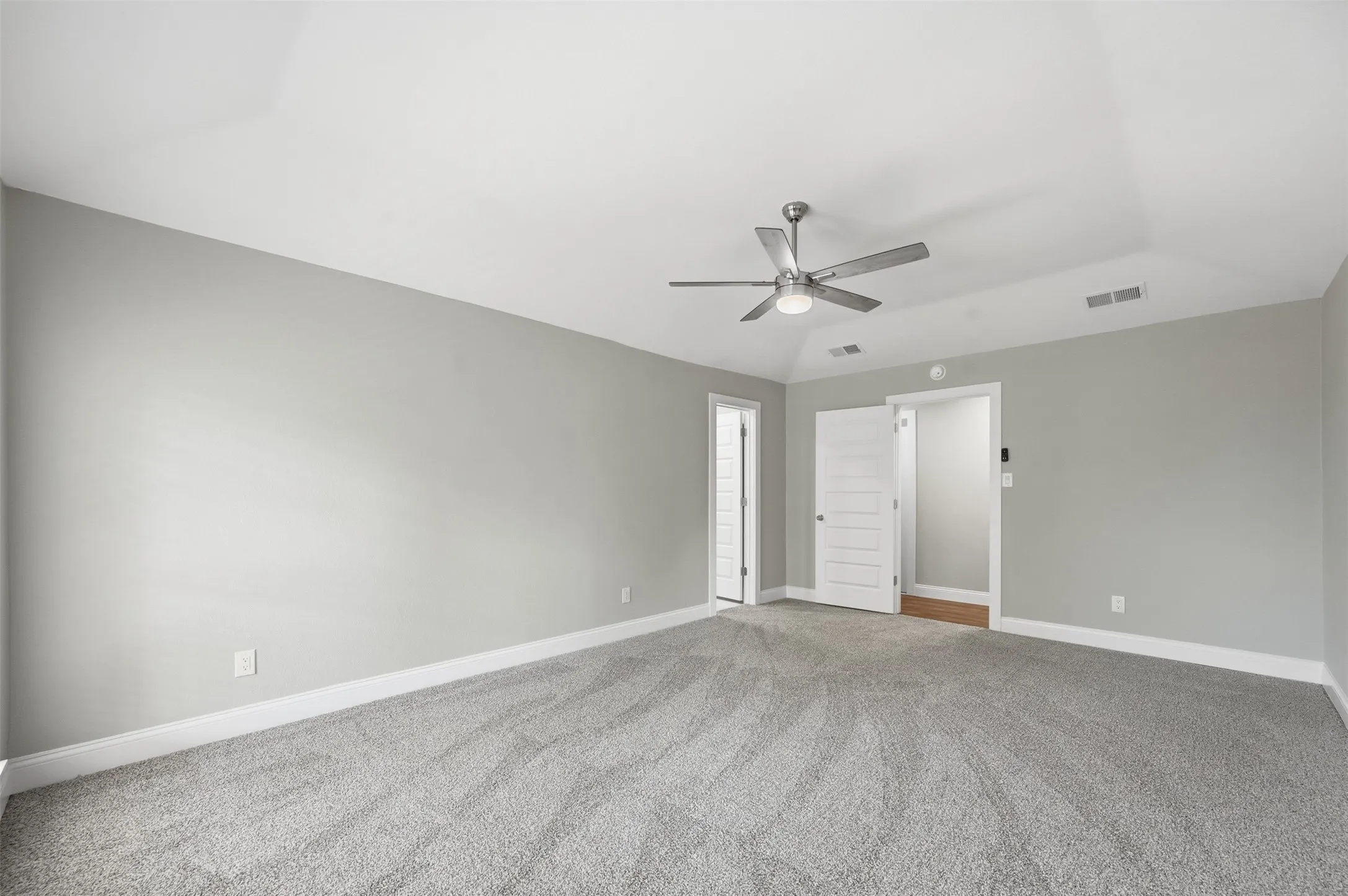 Single Family Residence For Sale in Rockwall County , 205 Yacht Club Drive, Rockwall, Texas 75032, 4 Bedroom, 3 Bathroom, 2 Garage spaces, 3,368 Sqft, built in 1983, Preowned, mls#21089589, Real Estate Agent in Rockwall, Homes For Sale in Rockwall county, Homes For Sale in Rockwall, Realtor in Rockwall Texas, Real Estate Brokerage Independent Realty Texas, Luminita Cordes Realtor