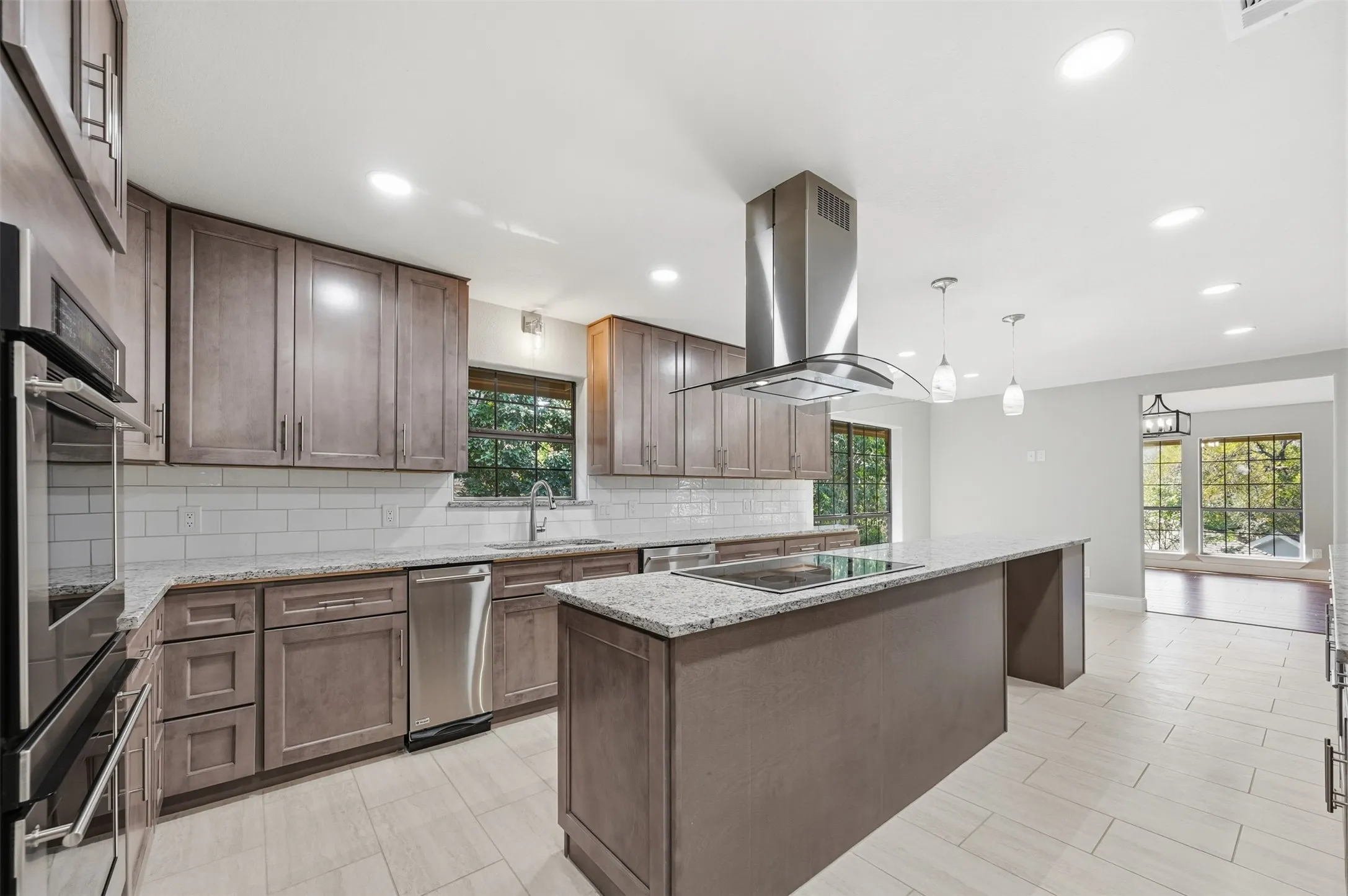 Single Family Residence For Sale in Rockwall County , 205 Yacht Club Drive, Rockwall, Texas 75032, 4 Bedroom, 3 Bathroom, 2 Garage spaces, 3,368 Sqft, built in 1983, Preowned, mls#21089589, Real Estate Agent in Rockwall, Homes For Sale in Rockwall county, Homes For Sale in Rockwall, Realtor in Rockwall Texas, Real Estate Brokerage Independent Realty Texas, Luminita Cordes Realtor
