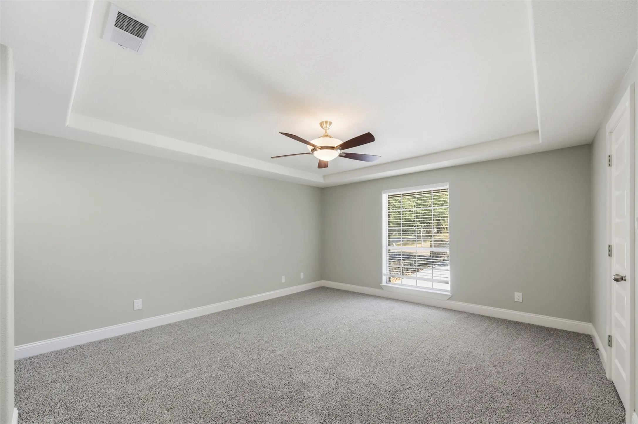 Single Family Residence For Sale in Rockwall County , 205 Yacht Club Drive, Rockwall, Texas 75032, 4 Bedroom, 3 Bathroom, 2 Garage spaces, 3,368 Sqft, built in 1983, Preowned, mls#21089589, Real Estate Agent in Rockwall, Homes For Sale in Rockwall county, Homes For Sale in Rockwall, Realtor in Rockwall Texas, Real Estate Brokerage Independent Realty Texas, Luminita Cordes Realtor
