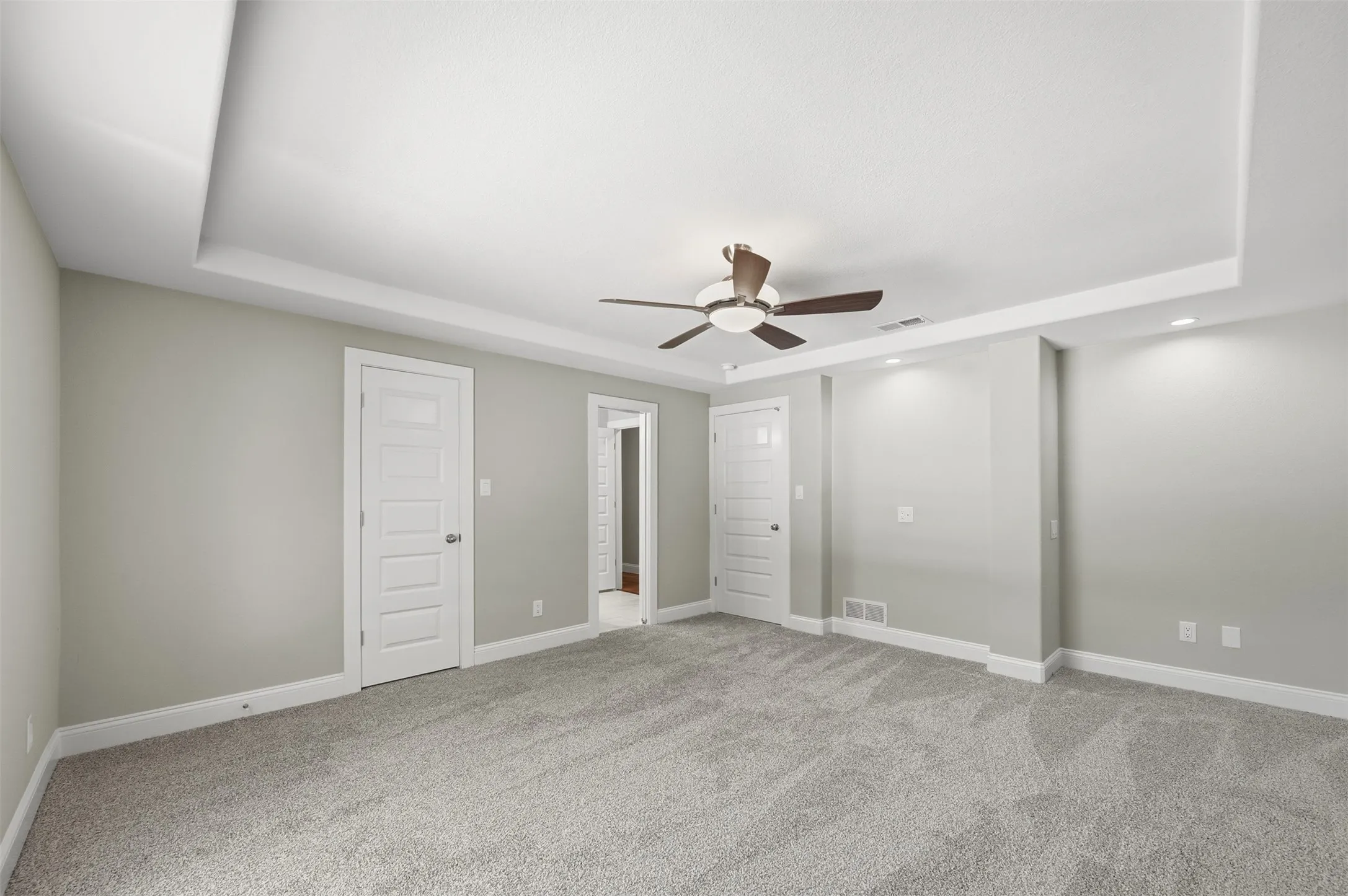 Single Family Residence For Sale in Rockwall County , 205 Yacht Club Drive, Rockwall, Texas 75032, 4 Bedroom, 3 Bathroom, 2 Garage spaces, 3,368 Sqft, built in 1983, Preowned, mls#21089589, Real Estate Agent in Rockwall, Homes For Sale in Rockwall county, Homes For Sale in Rockwall, Realtor in Rockwall Texas, Real Estate Brokerage Independent Realty Texas, Luminita Cordes Realtor