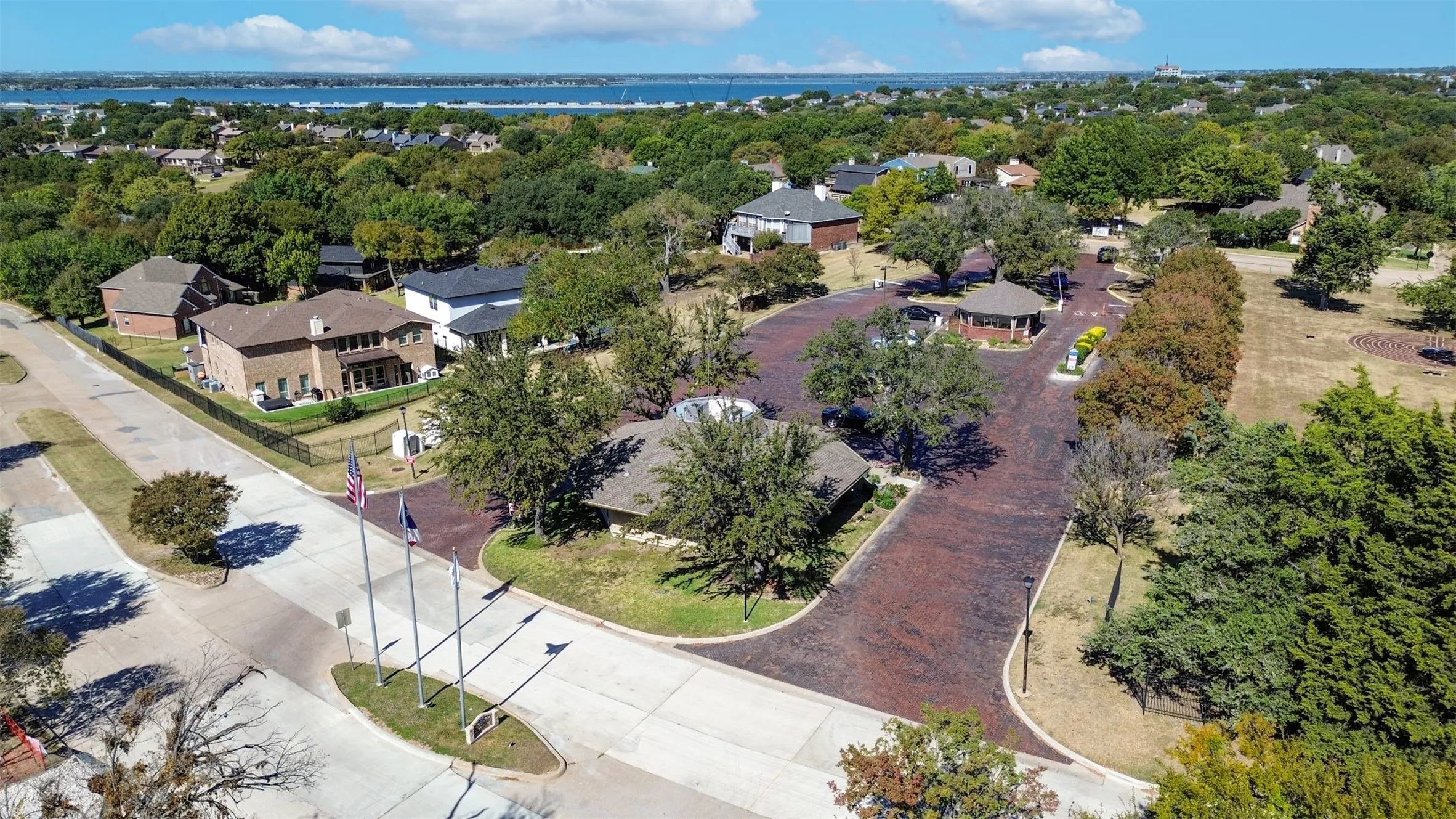 Single Family Residence For Sale in Rockwall County , 205 Yacht Club Drive, Rockwall, Texas 75032, 4 Bedroom, 3 Bathroom, 2 Garage spaces, 3,368 Sqft, built in 1983, Preowned, mls#21089589, Real Estate Agent in Rockwall, Homes For Sale in Rockwall county, Homes For Sale in Rockwall, Realtor in Rockwall Texas, Real Estate Brokerage Independent Realty Texas, Luminita Cordes Realtor