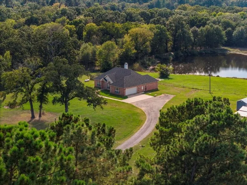 Single Family Residence For Sale in Henderson County , 14856 Fm 59, Athens, Texas 75751, 3 Bedroom, 2 Bathroom, 2 Garage spaces, 2,421 Sqft, built in 2007, Preowned, mls#21091958, Real Estate Agent in Athens, Homes For Sale in Henderson county, Homes For Sale in Athens, Realtor in Athens Texas, Real Estate Brokerage Independent Realty Texas, Luminita Cordes Realtor