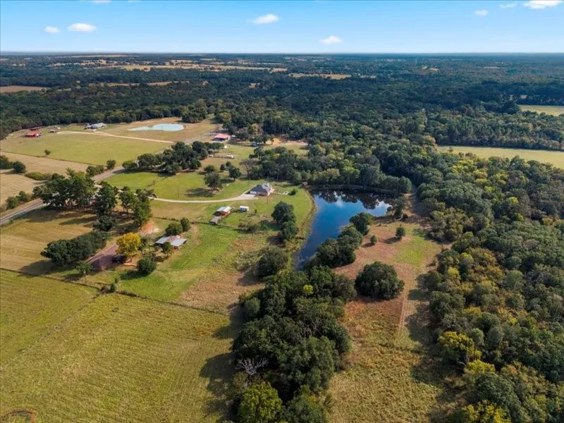 Single Family Residence For Sale in Henderson County , 14856 Fm 59, Athens, Texas 75751, 3 Bedroom, 2 Bathroom, 2 Garage spaces, 2,421 Sqft, built in 2007, Preowned, mls#21091958, Real Estate Agent in Athens, Homes For Sale in Henderson county, Homes For Sale in Athens, Realtor in Athens Texas, Real Estate Brokerage Independent Realty Texas, Luminita Cordes Realtor