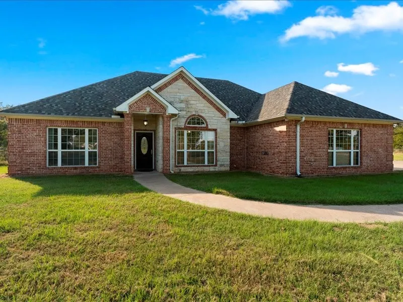 Single Family Residence For Sale in Henderson County , 14856 Fm 59, Athens, Texas 75751, 3 Bedroom, 2 Bathroom, 2 Garage spaces, 2,421 Sqft, built in 2007, Preowned, mls#21091958, Real Estate Agent in Athens, Homes For Sale in Henderson county, Homes For Sale in Athens, Realtor in Athens Texas, Real Estate Brokerage Independent Realty Texas, Luminita Cordes Realtor