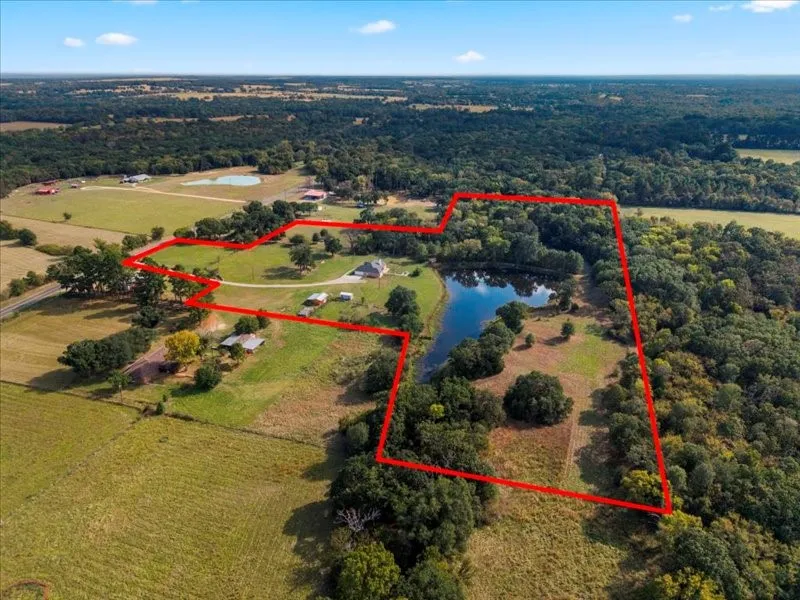 Single Family Residence For Sale in Henderson County , 14856 Fm 59, Athens, Texas 75751, 3 Bedroom, 2 Bathroom, 2 Garage spaces, 2,421 Sqft, built in 2007, Preowned, mls#21091958, Real Estate Agent in Athens, Homes For Sale in Henderson county, Homes For Sale in Athens, Realtor in Athens Texas, Real Estate Brokerage Independent Realty Texas, Luminita Cordes Realtor