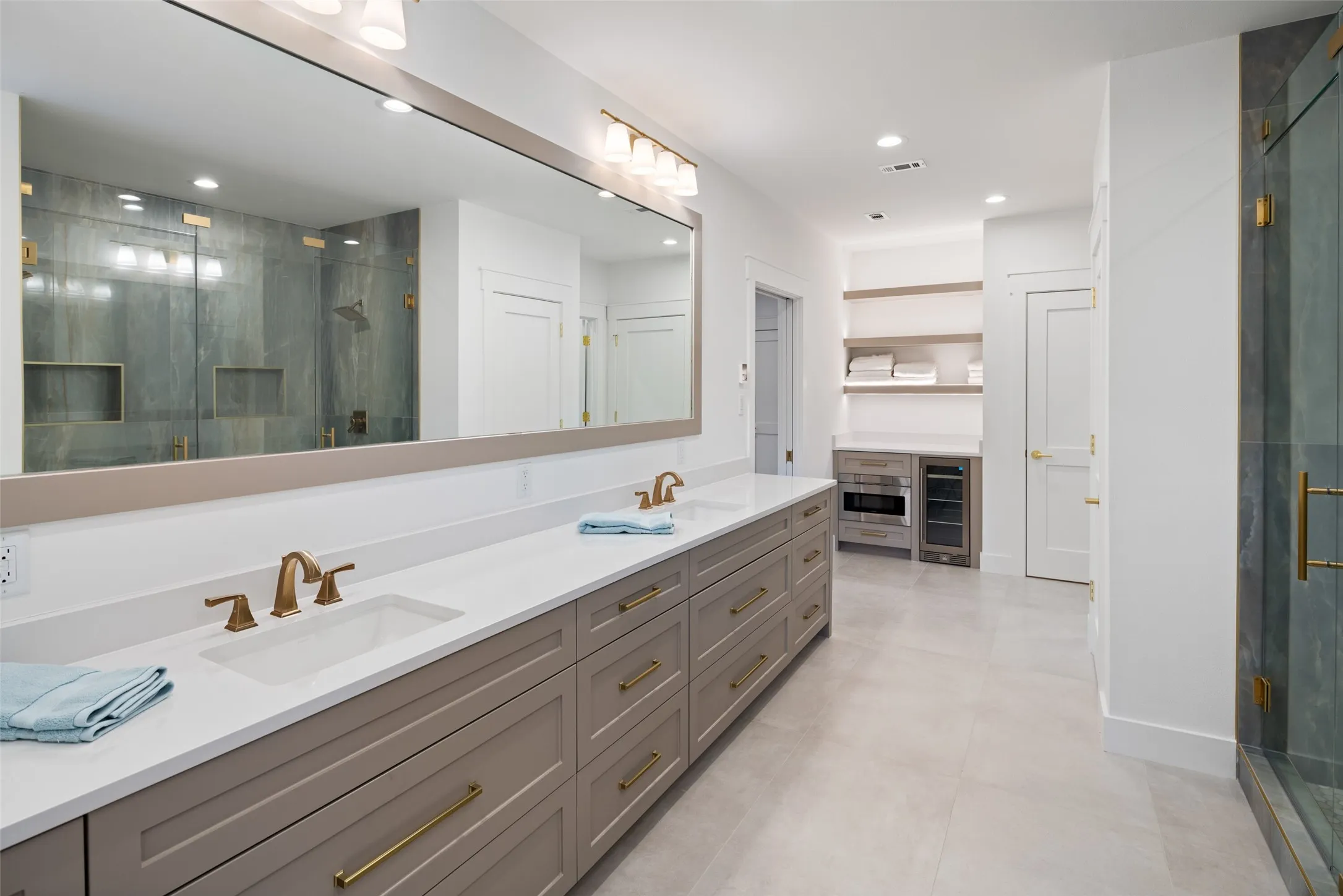 Single Family Residence For Sale in Henderson County , 102 Augusta Drive, Mabank, Texas 75156, 7 Bedroom, 9 Bathroom, 4 Garage spaces, 6,998 Sqft, built in 2024, New Construction - Complete, mls#21060502, Real Estate Agent in Mabank, Homes For Sale in Henderson county, Homes For Sale in Mabank, Realtor in Mabank Texas, Real Estate Brokerage Independent Realty Texas, Luminita Cordes Realtor