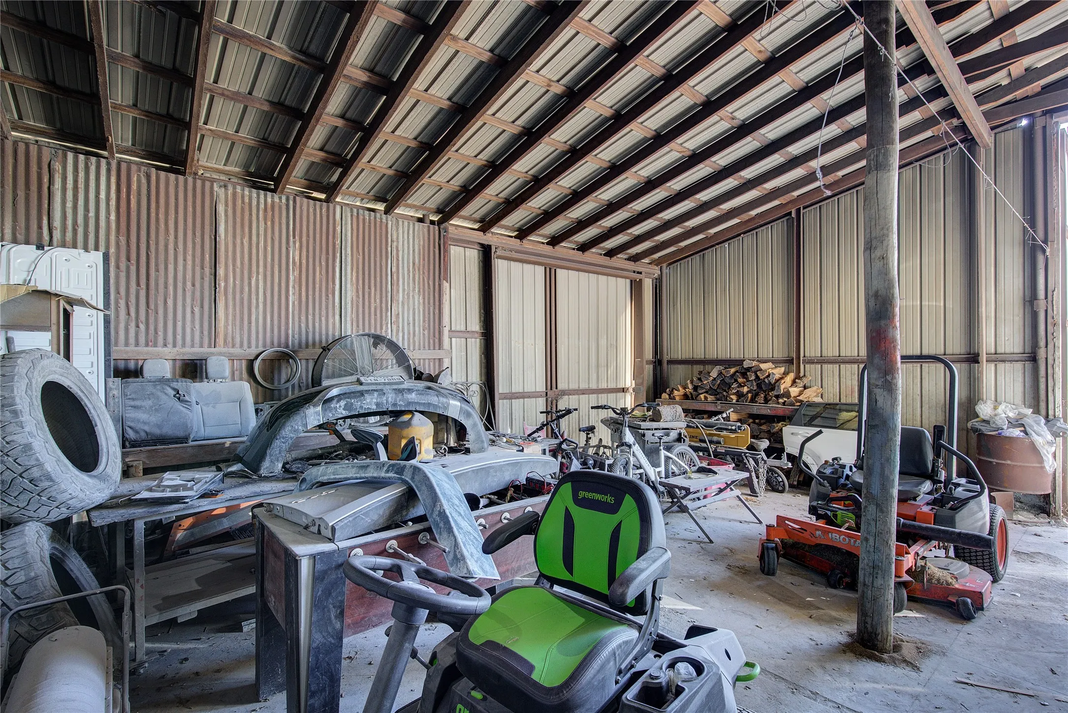 Another storage/work bay.