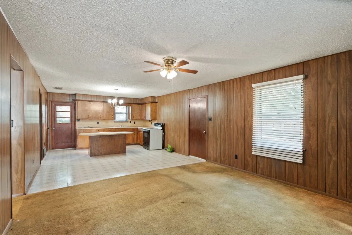 Single Family Residence For Sale in Henderson County , 112 Crocker Road, Malakoff, Texas 75148, 3 Bedroom, 2 Bathroom, Garage spaces, 912 Sqft, built in 1973, mls#21095968, Real Estate Agent in Malakoff, Homes For Sale in Henderson county, Homes For Sale in Malakoff, Realtor in Malakoff Texas, Real Estate Brokerage Independent Realty Texas, Luminita Cordes Realtor
