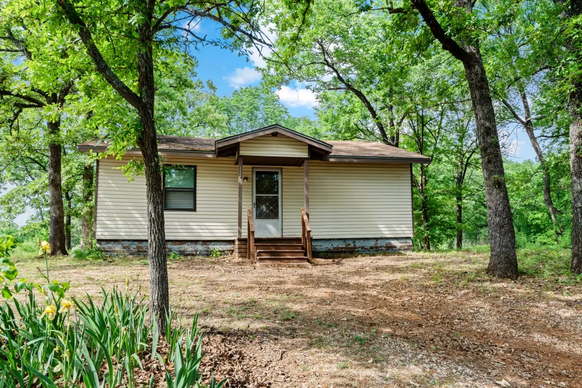 Single Family Residence For Sale in Henderson County , 112 Crocker Road, Malakoff, Texas 75148, 3 Bedroom, 2 Bathroom, Garage spaces, 912 Sqft, built in 1973, mls#21095968, Real Estate Agent in Malakoff, Homes For Sale in Henderson county, Homes For Sale in Malakoff, Realtor in Malakoff Texas, Real Estate Brokerage Independent Realty Texas, Luminita Cordes Realtor