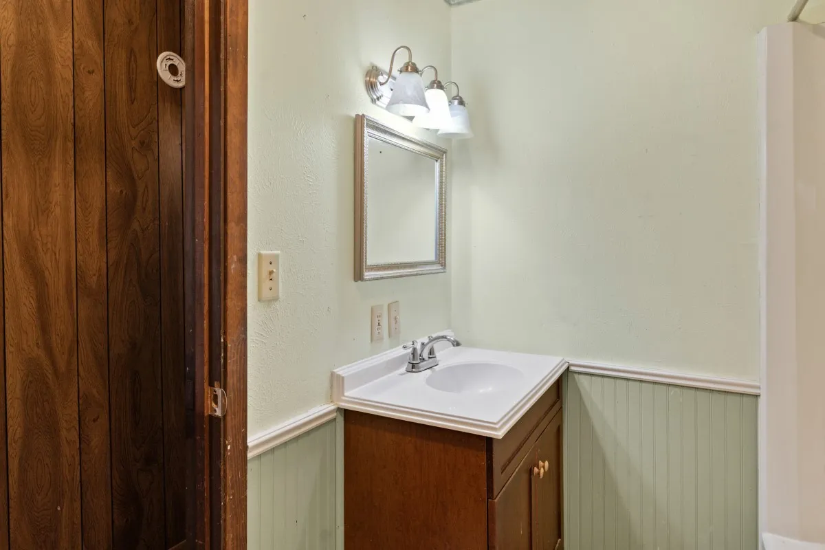 Single Family Residence For Sale in Henderson County , 112 Crocker Road, Malakoff, Texas 75148, 3 Bedroom, 2 Bathroom, Garage spaces, 912 Sqft, built in 1973, mls#21095968, Real Estate Agent in Malakoff, Homes For Sale in Henderson county, Homes For Sale in Malakoff, Realtor in Malakoff Texas, Real Estate Brokerage Independent Realty Texas, Luminita Cordes Realtor