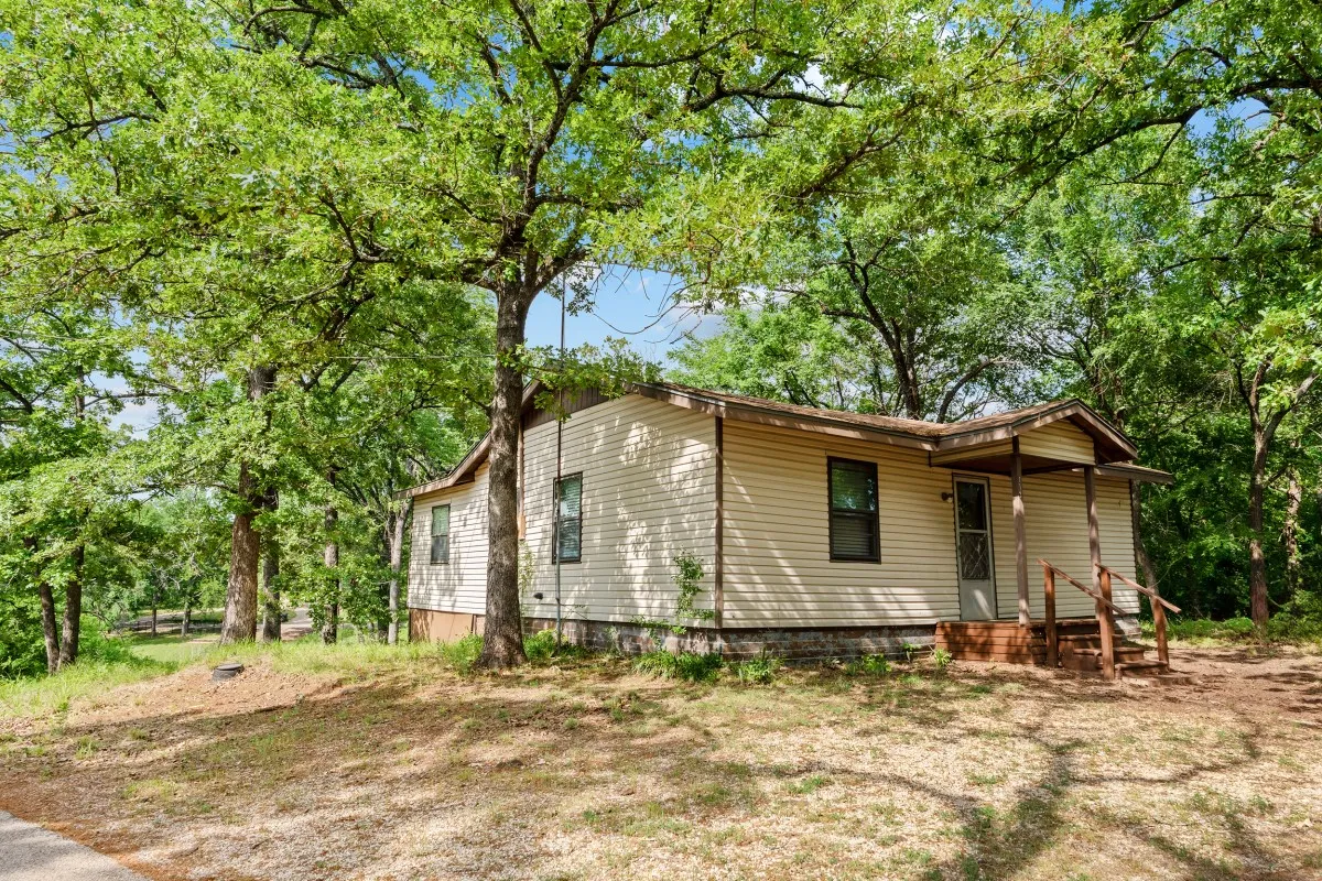 Single Family Residence For Sale in Henderson County , 112 Crocker Road, Malakoff, Texas 75148, 3 Bedroom, 2 Bathroom, Garage spaces, 912 Sqft, built in 1973, mls#21095968, Real Estate Agent in Malakoff, Homes For Sale in Henderson county, Homes For Sale in Malakoff, Realtor in Malakoff Texas, Real Estate Brokerage Independent Realty Texas, Luminita Cordes Realtor