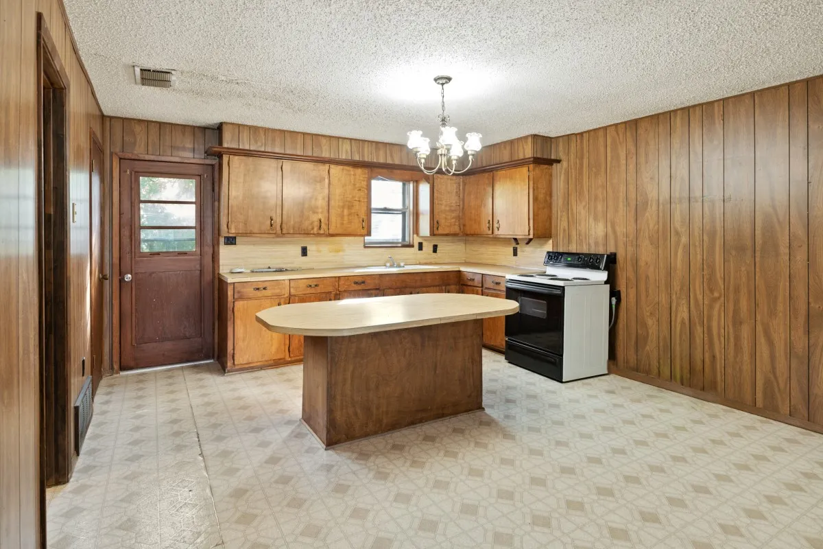 Single Family Residence For Sale in Henderson County , 112 Crocker Road, Malakoff, Texas 75148, 3 Bedroom, 2 Bathroom, Garage spaces, 912 Sqft, built in 1973, mls#21095968, Real Estate Agent in Malakoff, Homes For Sale in Henderson county, Homes For Sale in Malakoff, Realtor in Malakoff Texas, Real Estate Brokerage Independent Realty Texas, Luminita Cordes Realtor